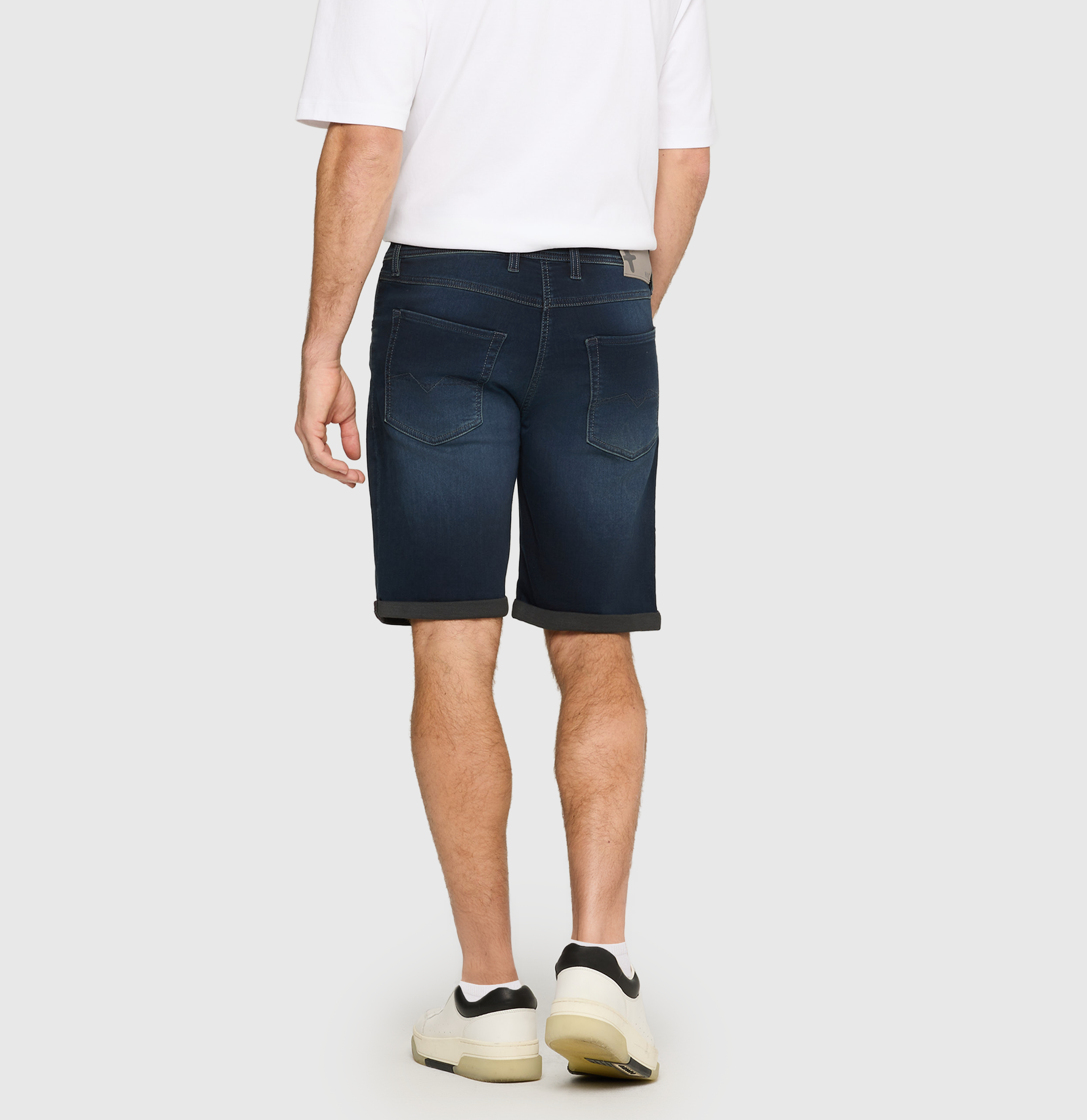 Bermuda made of dimensionally stable sweat denim. | Jogn Bermuda | deep blue od black | Back view of model