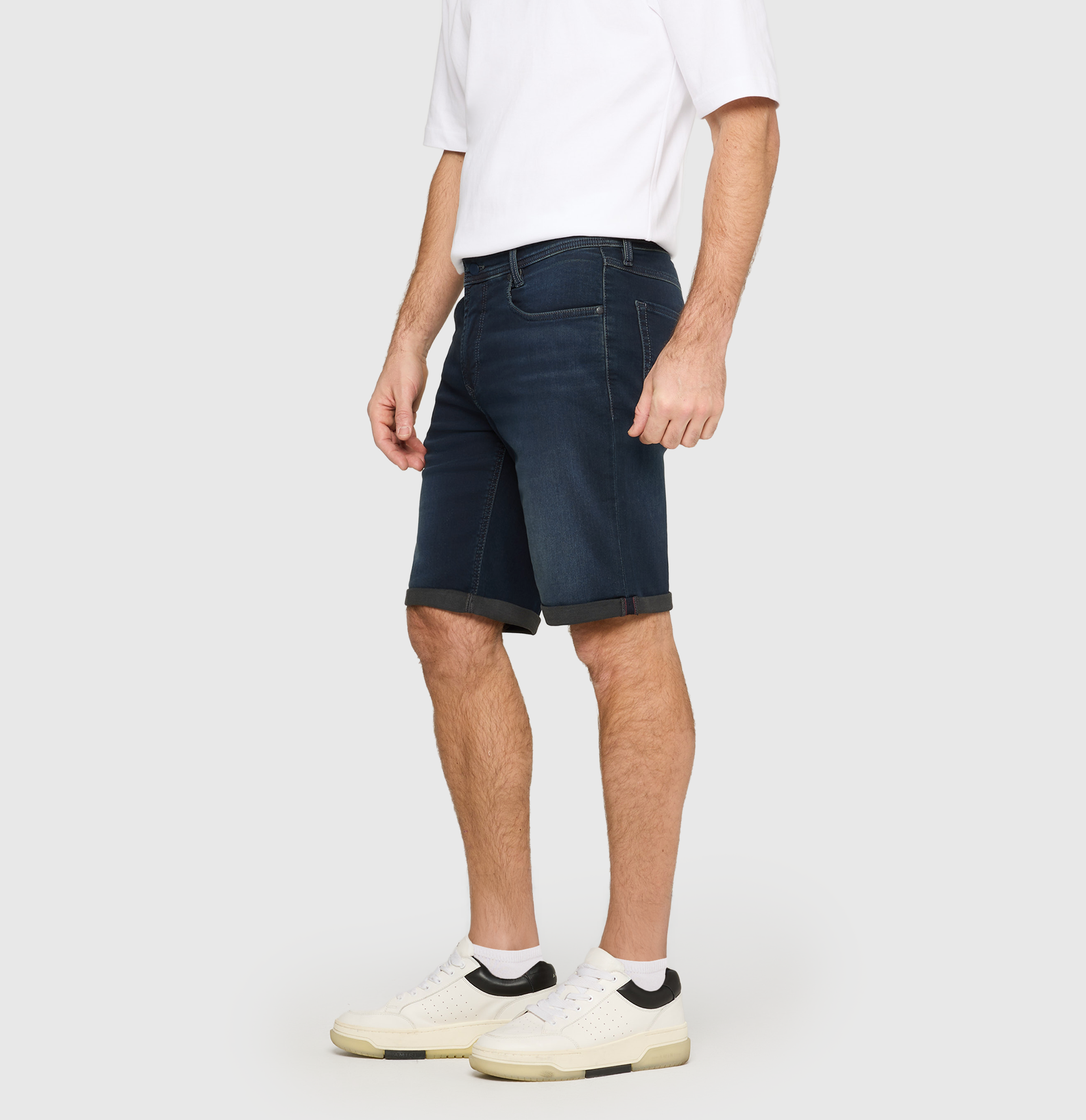 Bermuda made of dimensionally stable sweat denim. | Jogn Bermuda | deep blue od black | Side view of model