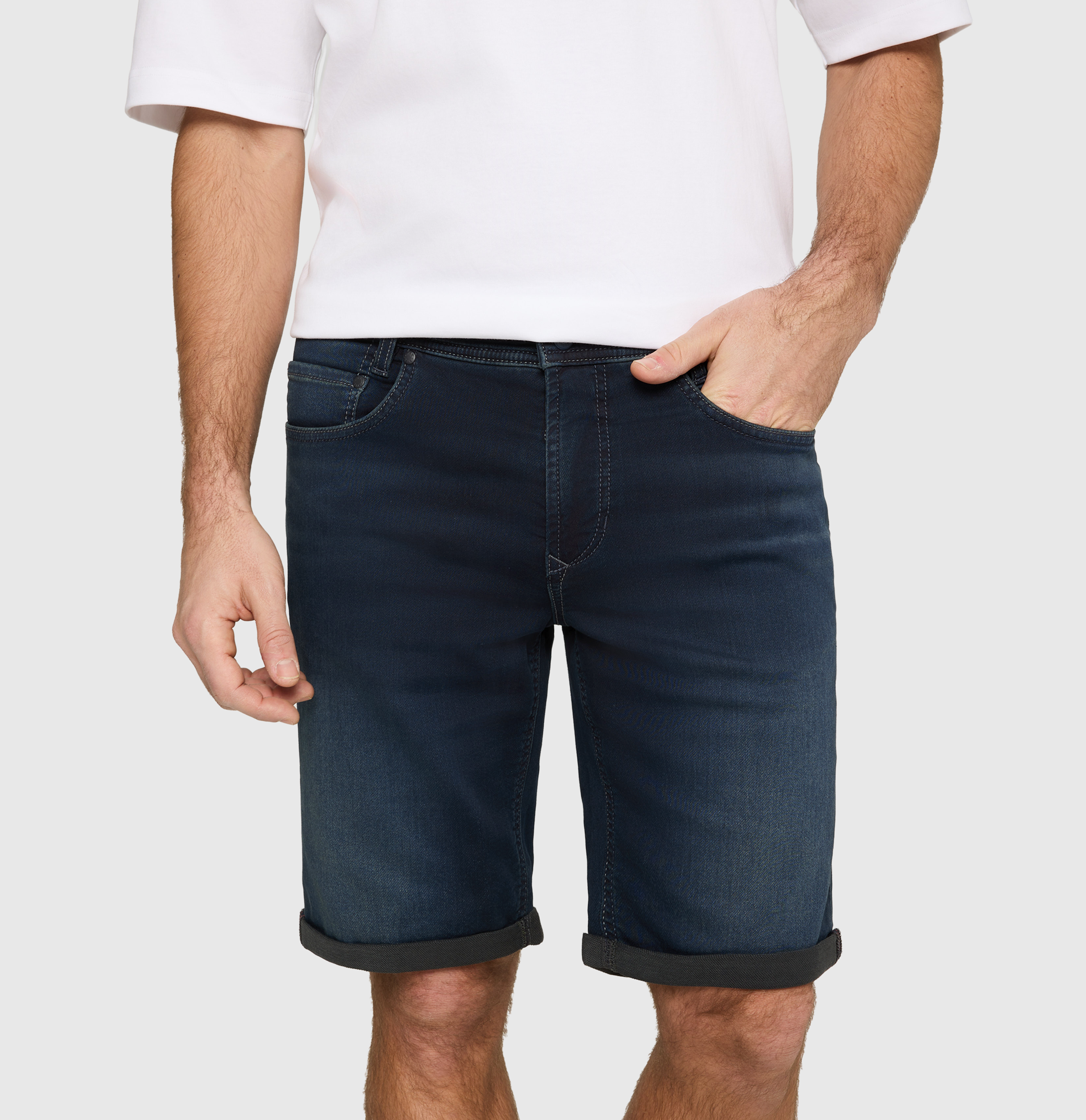 Bermuda made of dimensionally stable sweat denim. | Jogn Bermuda | deep blue od black | Detailed view 3 of model