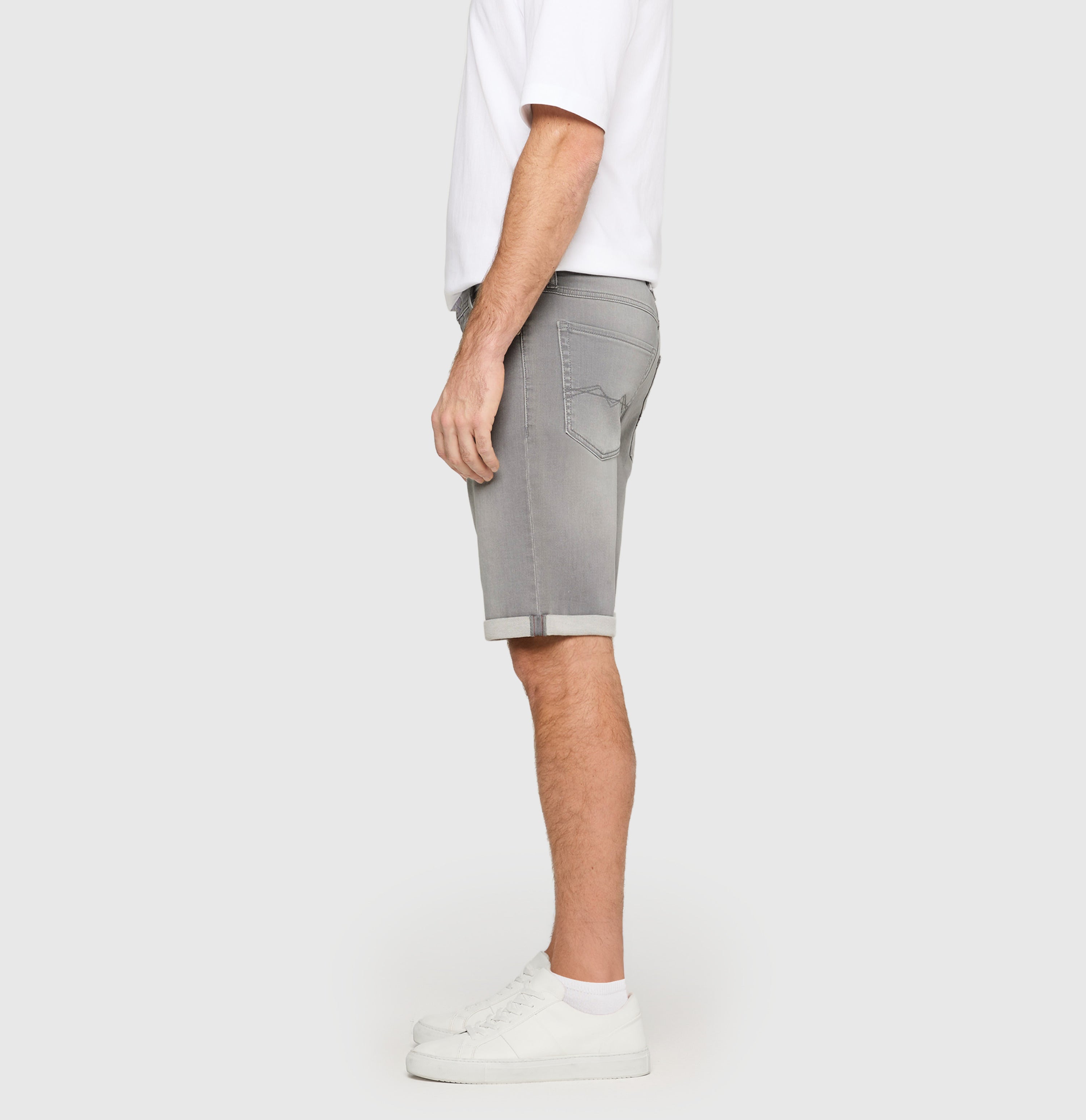 Bermuda made of dimensionally stable sweat denim. | Jogn Bermuda | light summer grey | Side view of model