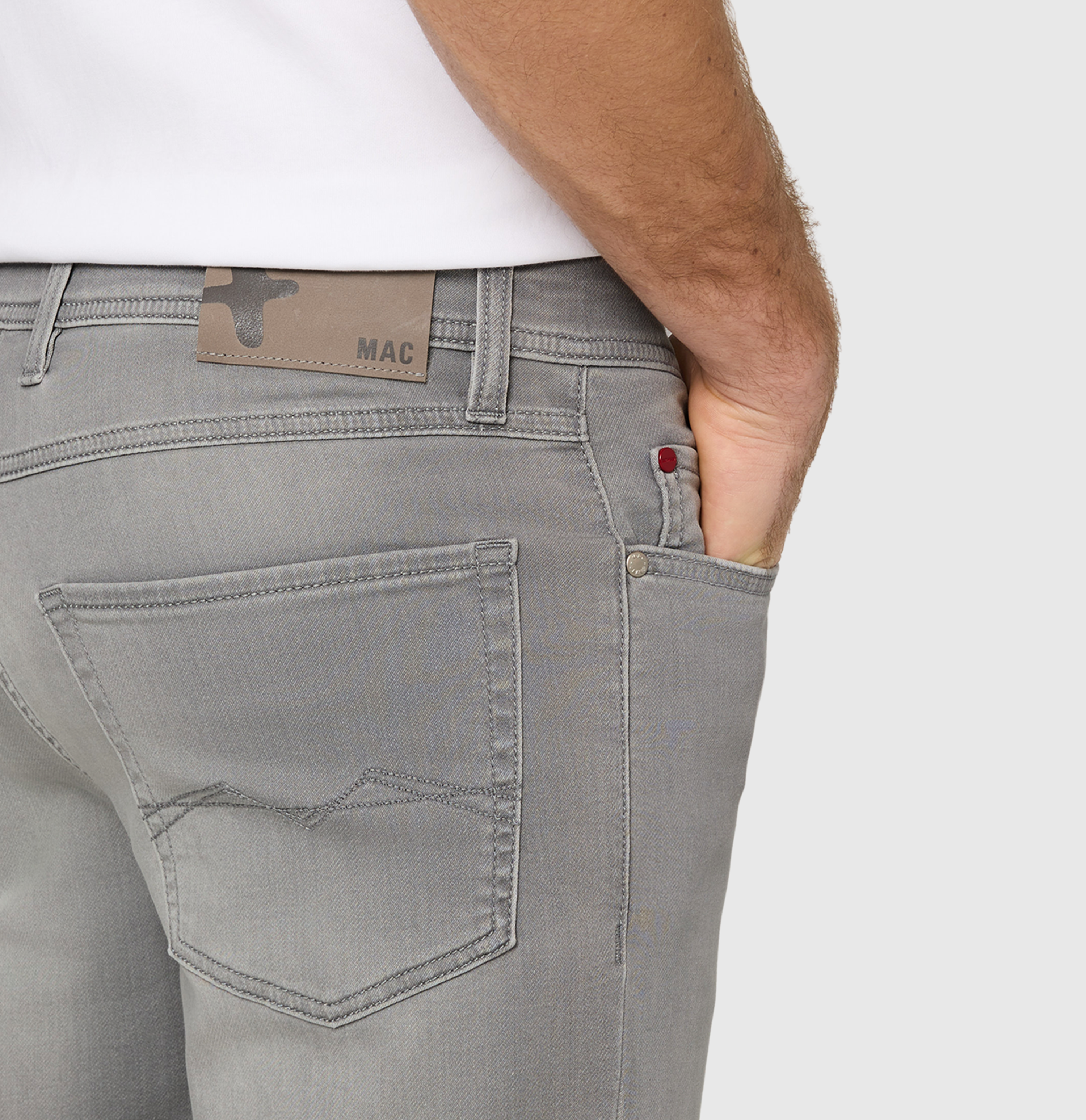 Bermuda made of dimensionally stable sweat denim. | Jogn Bermuda | light summer grey | Detailed view 2 of model