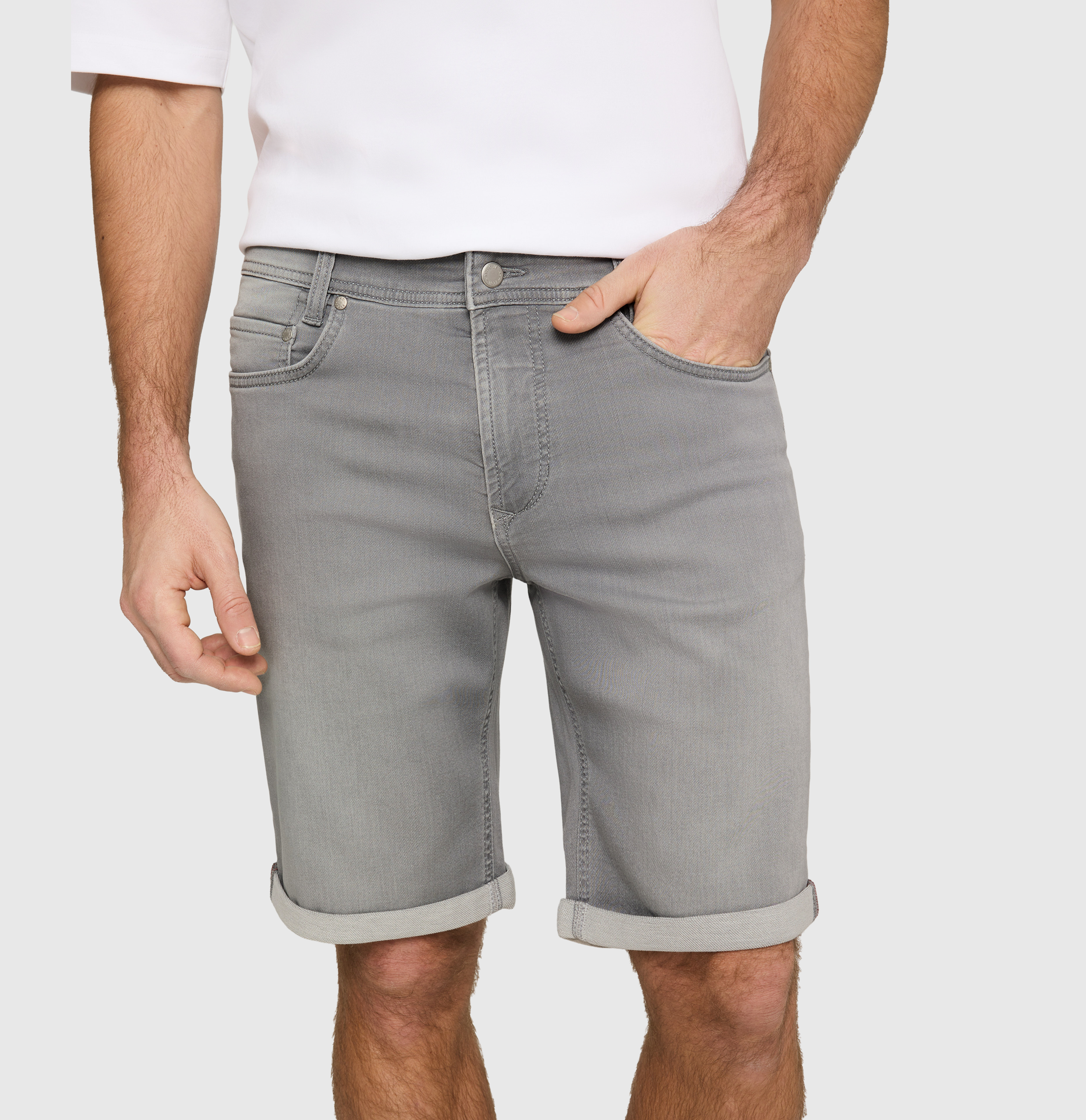 Bermuda made of dimensionally stable sweat denim. | Jogn Bermuda | light summer grey | Detailed view 3 of model