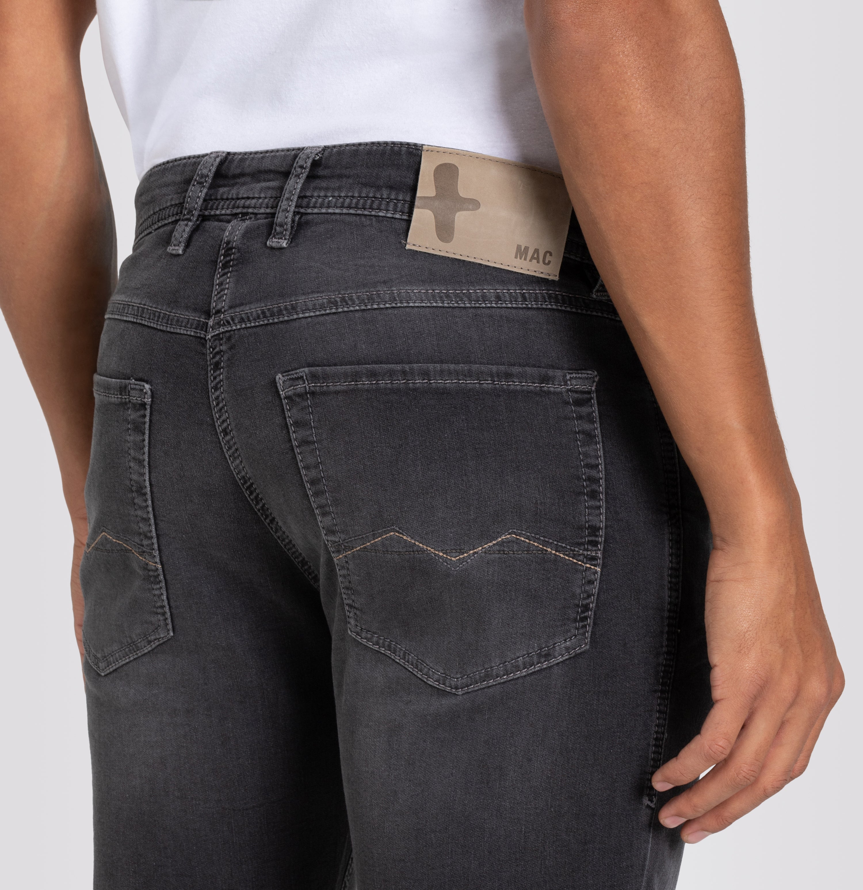 Bermuda jeans in a dimensionally stable sweat material. | Jogn Bermuda | grey used | Side view of model