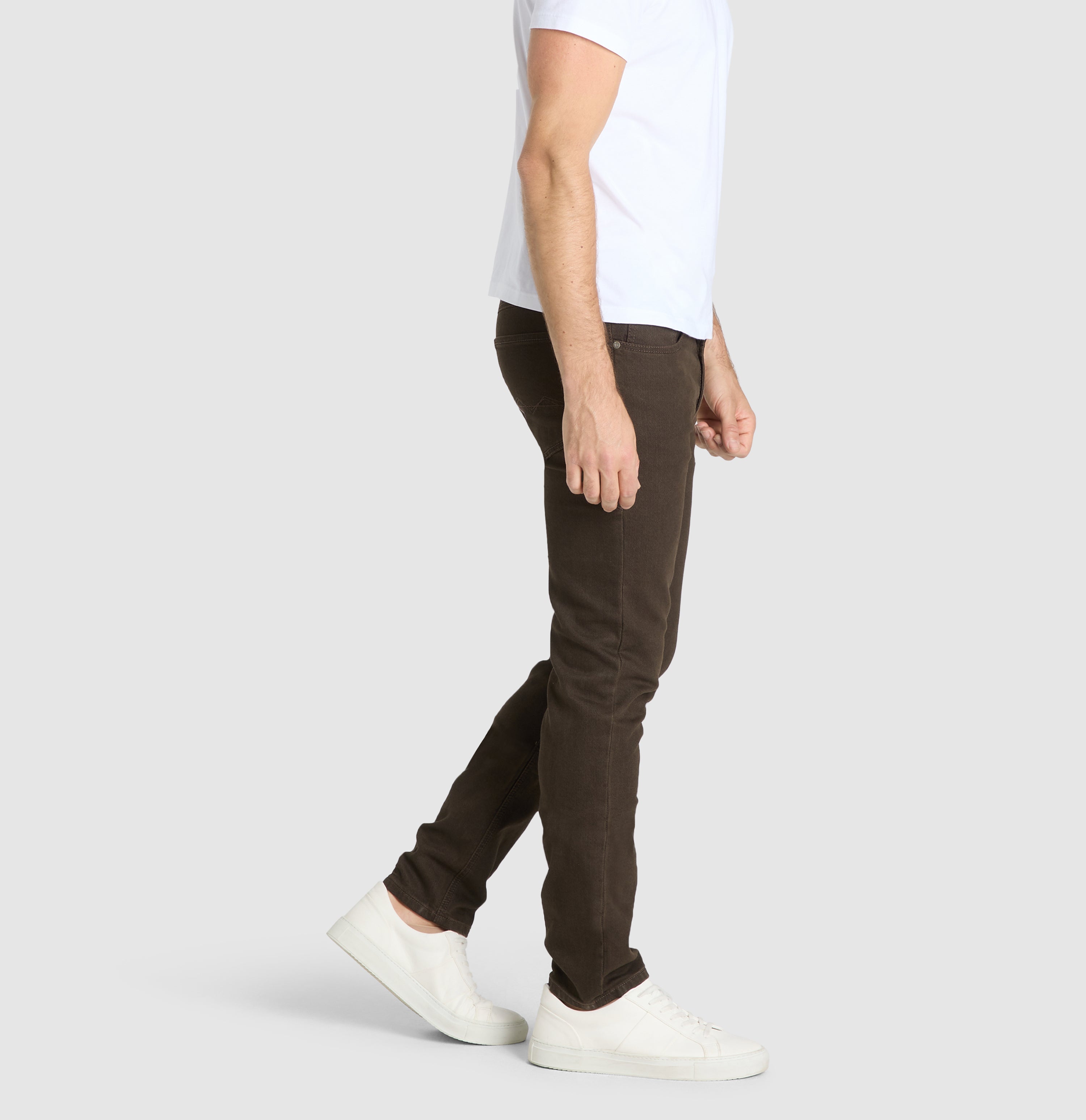 Slim trousers in a subtly patterned sweat material. | Jog´n Jeans by MAC | mahagony brown herringbone | Side view of model