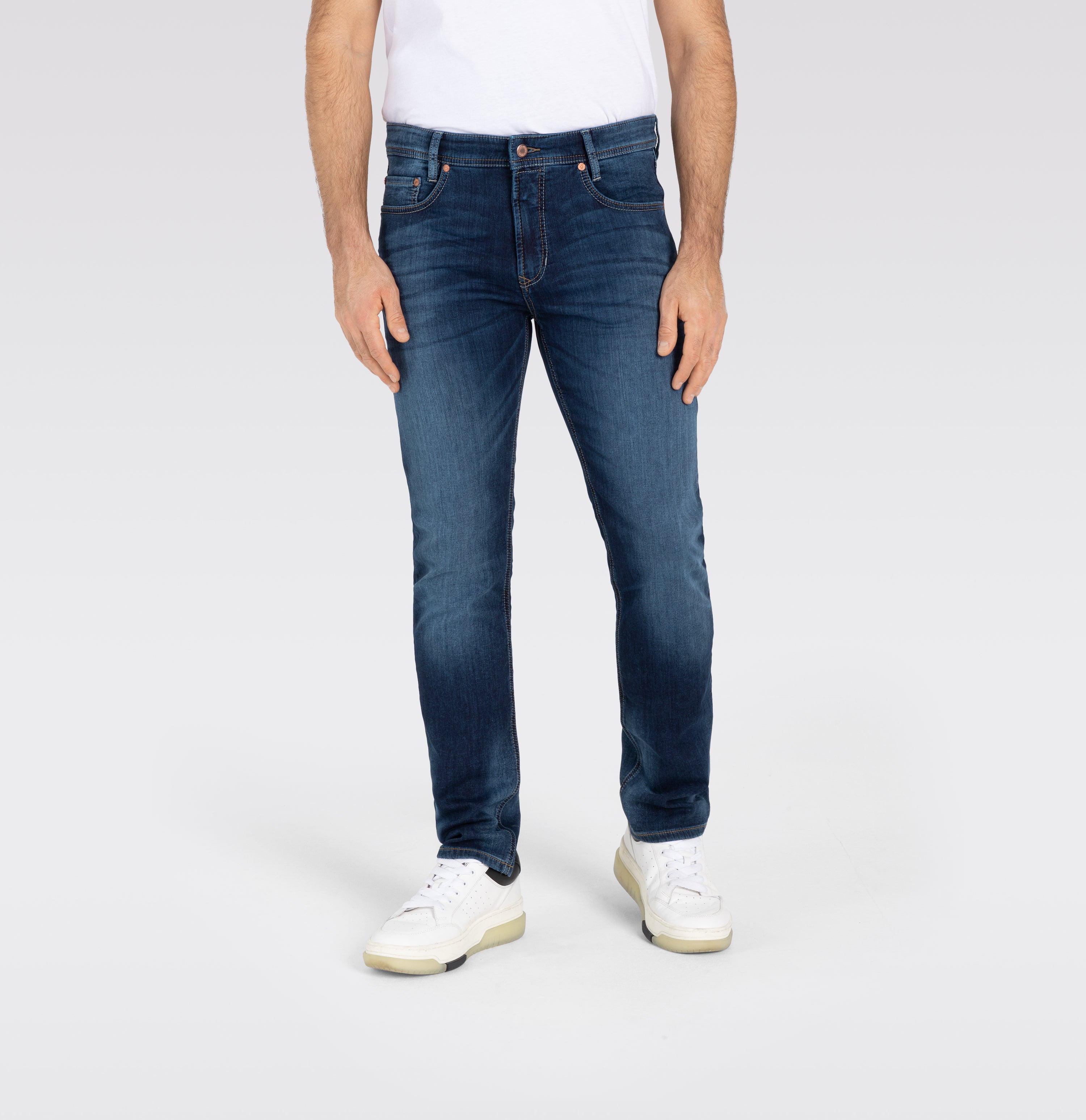 Authentic jeans made of soft sweat denim. | S-NAME | S-FBBZ | Front view of model