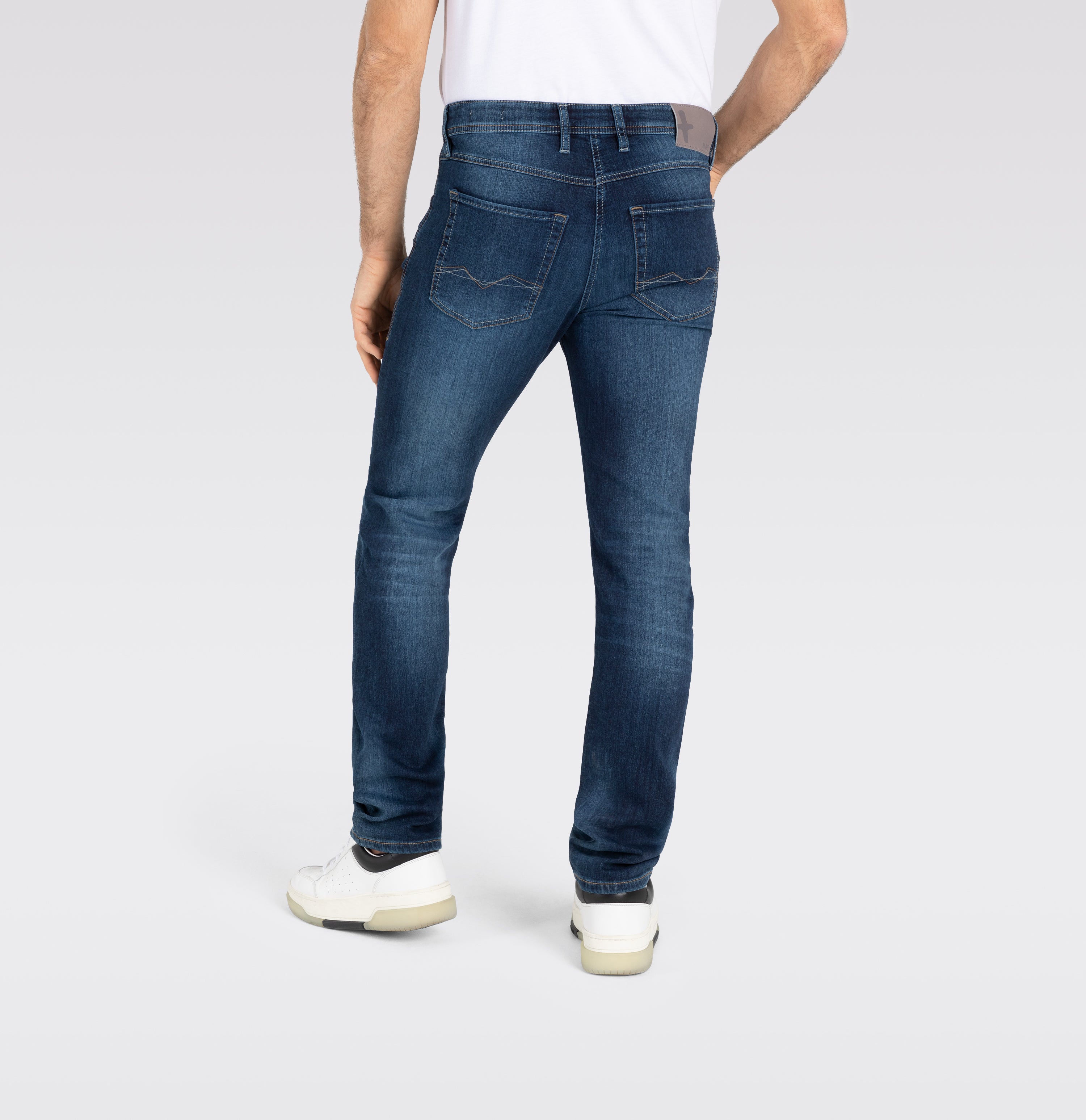 Authentic jeans made of soft sweat denim. | S-NAME | S-FBBZ | Back view of model