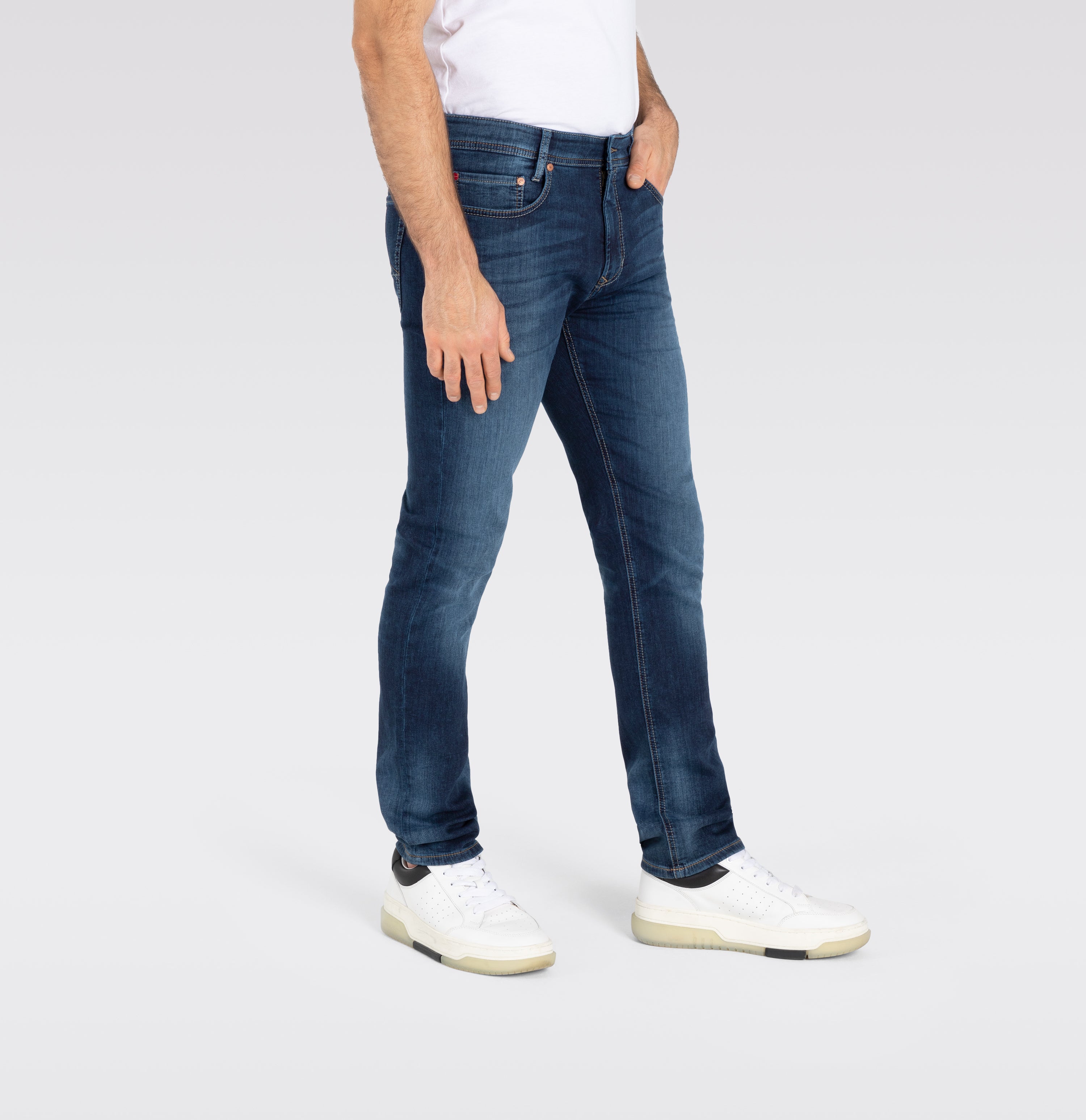 Authentic jeans made of soft sweat denim. | S-NAME | S-FBBZ | Side view of model