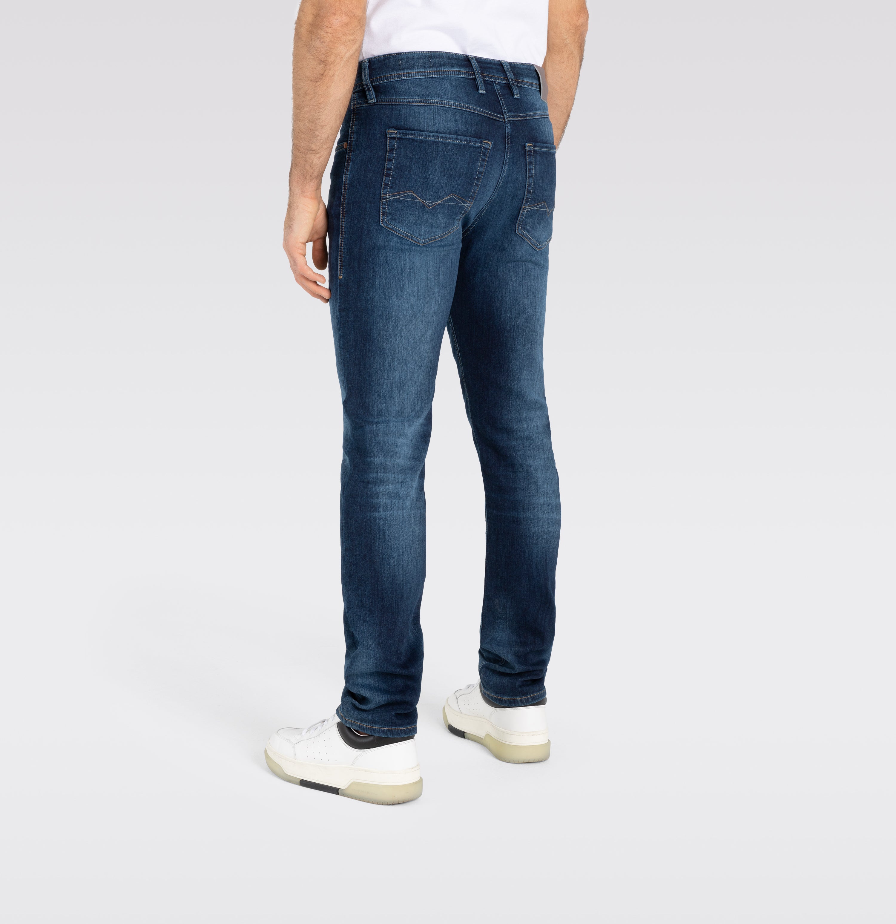 Authentic jeans made of soft sweat denim. | S-NAME | S-FBBZ | Detailed view 2 of model