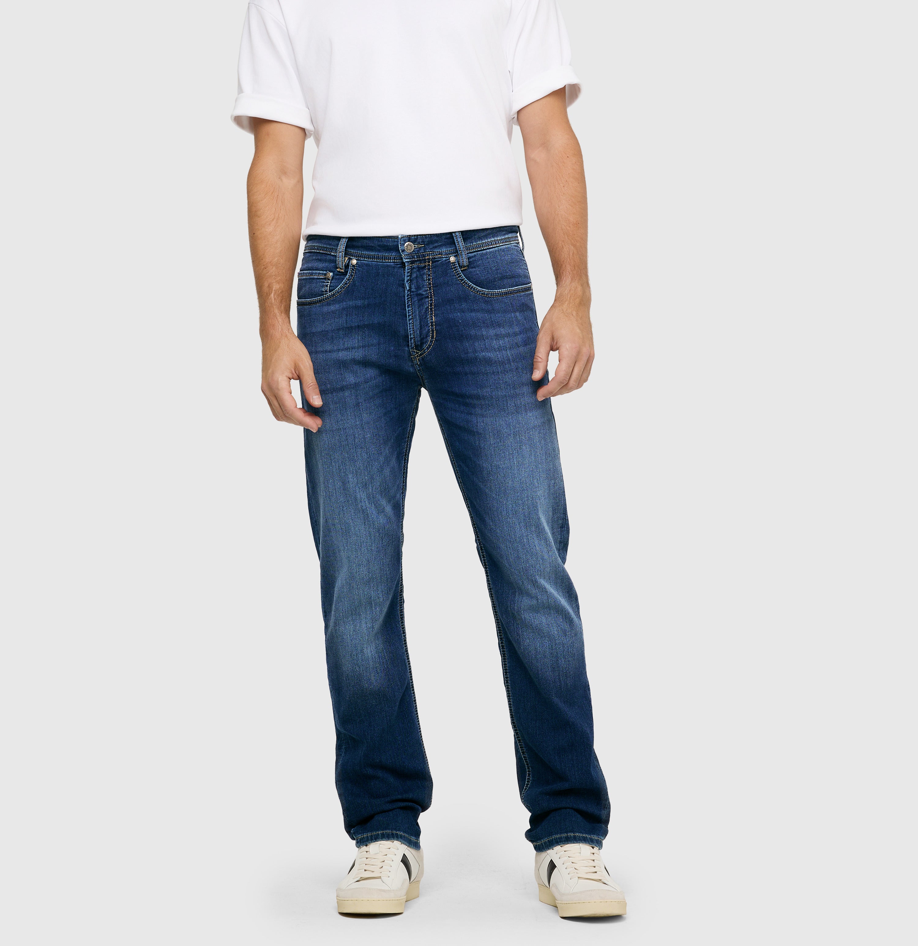 Sweat jeans with a modern fit. | Jog'n Jeans by MAC | light authentic used | Front view of model