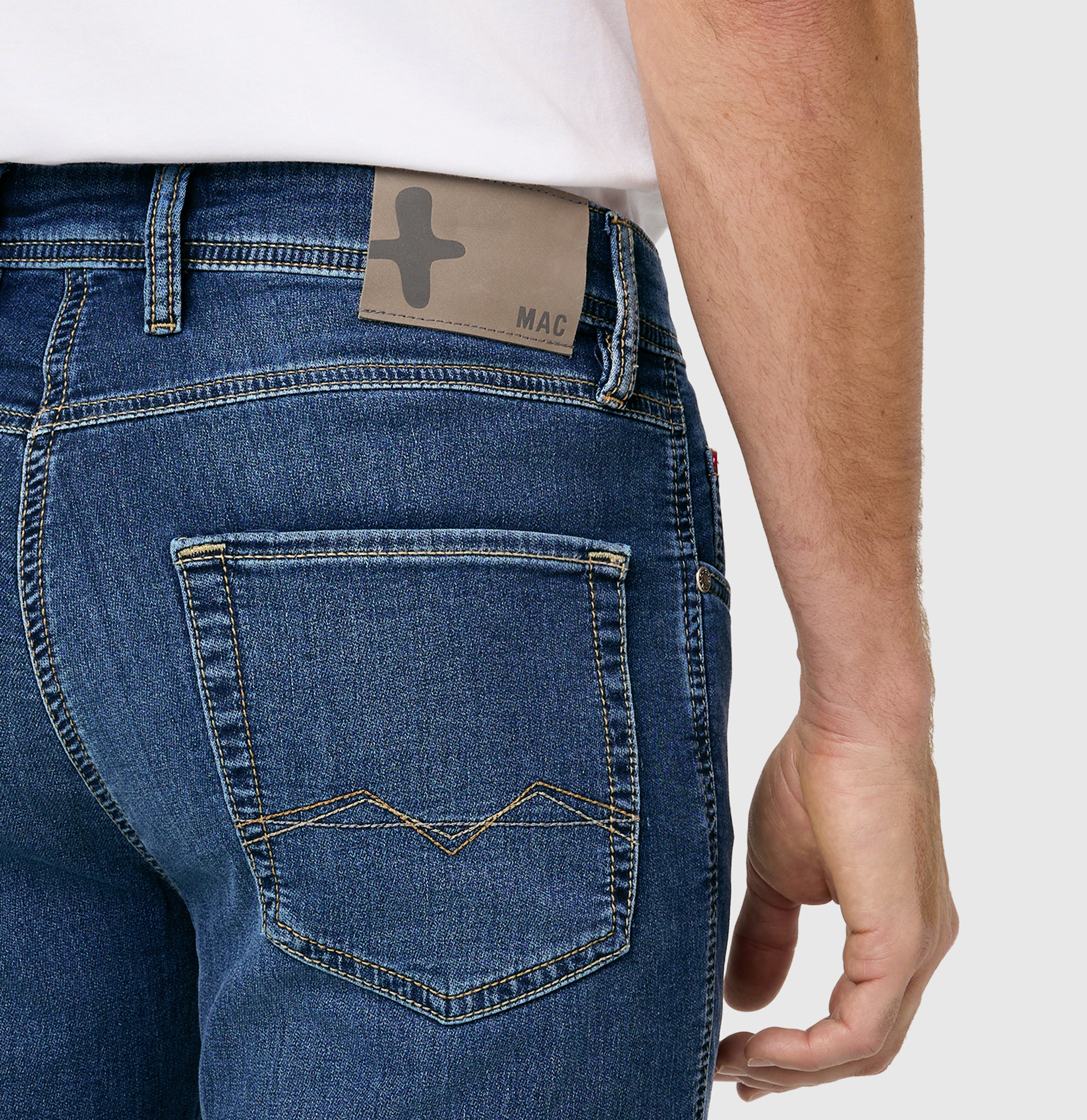 Sweat jeans with a modern fit. | Jog'n Jeans by MAC | light authentic used | Detailed view 3 of model