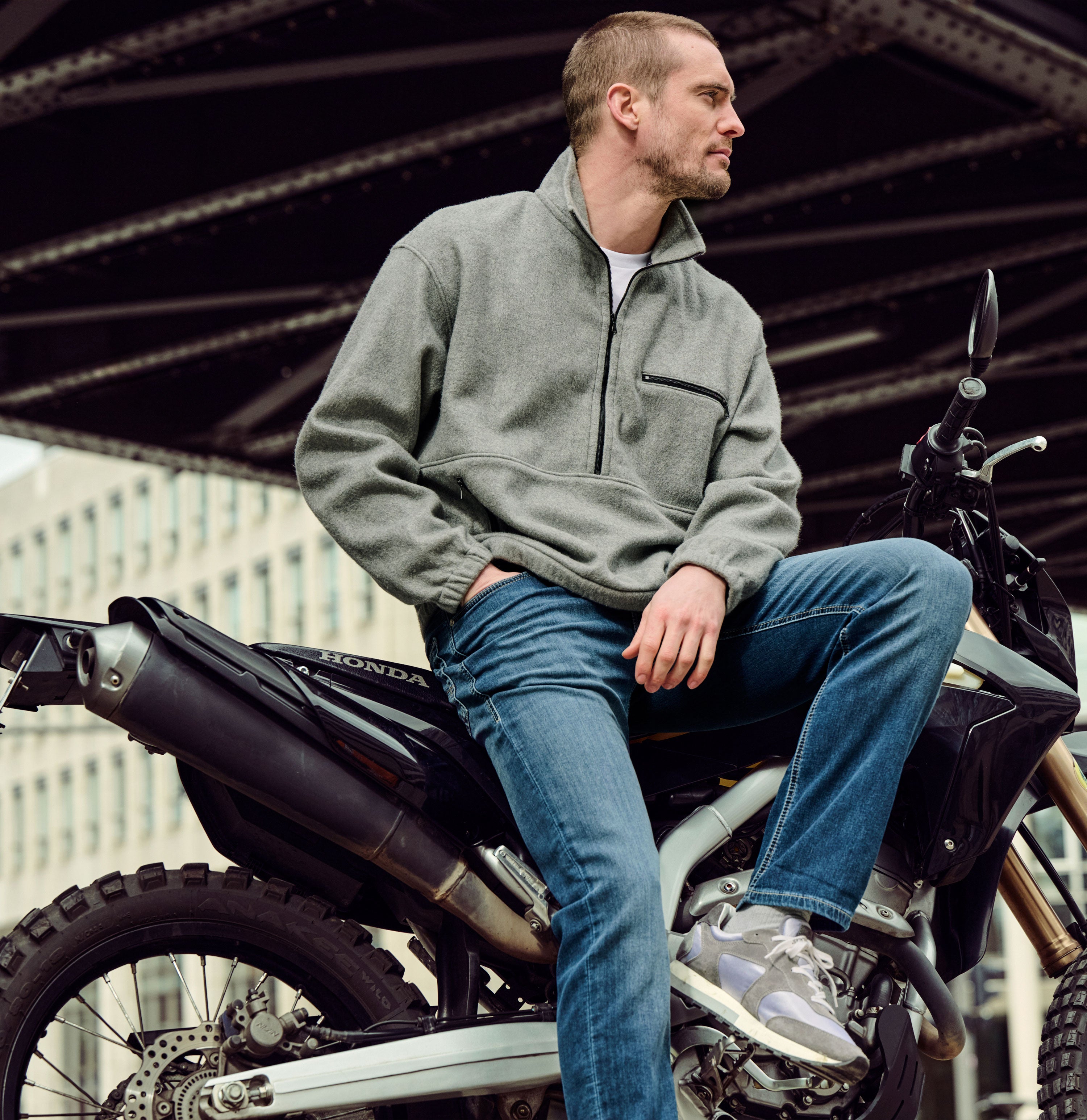 Modern fit made from soft sweat denim. | Jog´n Jeans by MAC | light authentic used | Campaign image 3
