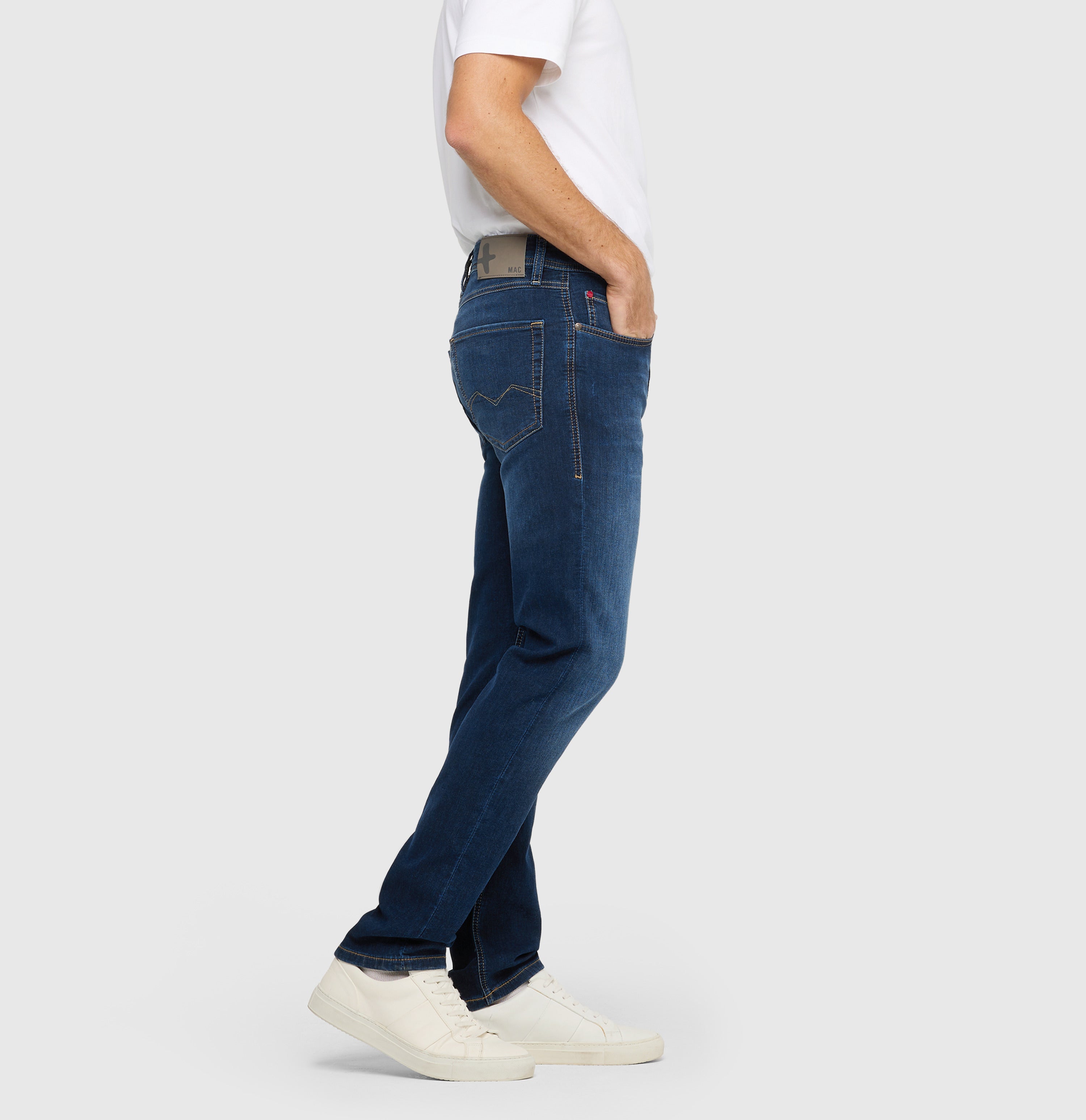 Modern fit made from light sweat denim. | Jog'n Jeans by MAC | dark blue used | Side view of model