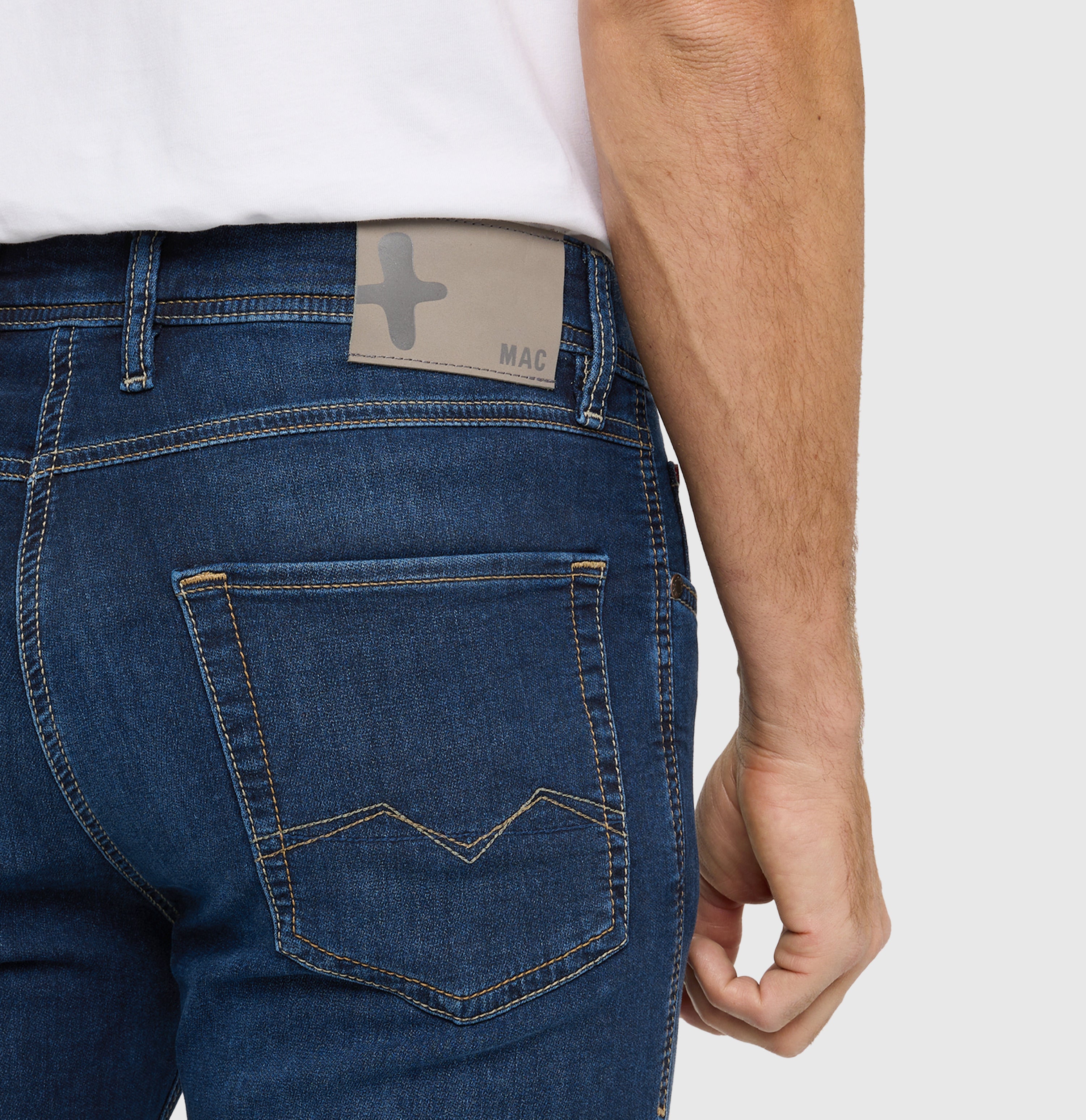 Modern fit made from light sweat denim. | Jog'n Jeans by MAC | dark blue used | Detailed view 2 of model