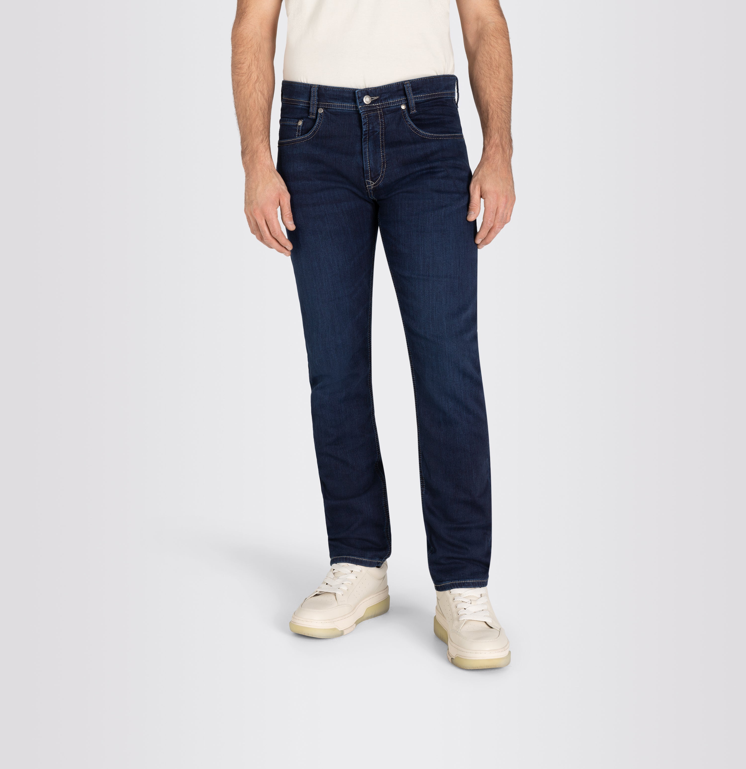 Authentic jeans made of soft sweat denim. | S-NAME | S-FBBZ | Front view of model