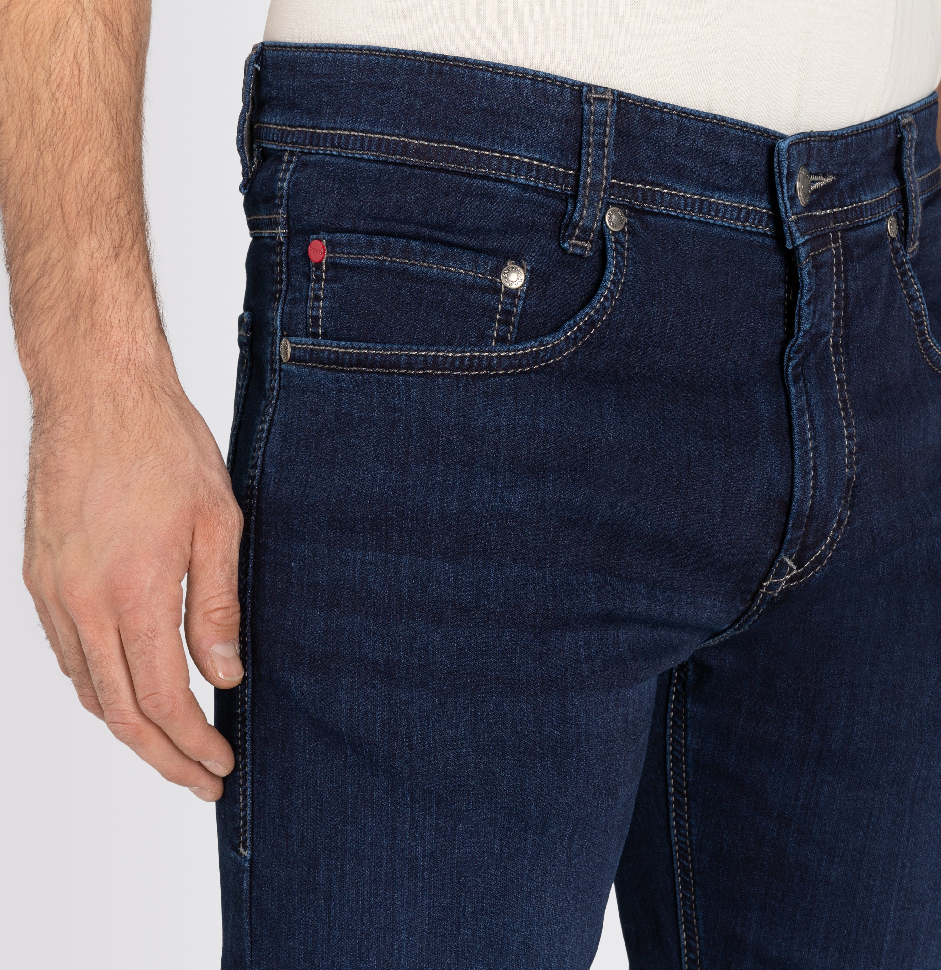 Authentic jeans made of soft sweat denim. | S-NAME | S-FBBZ | Side view of model