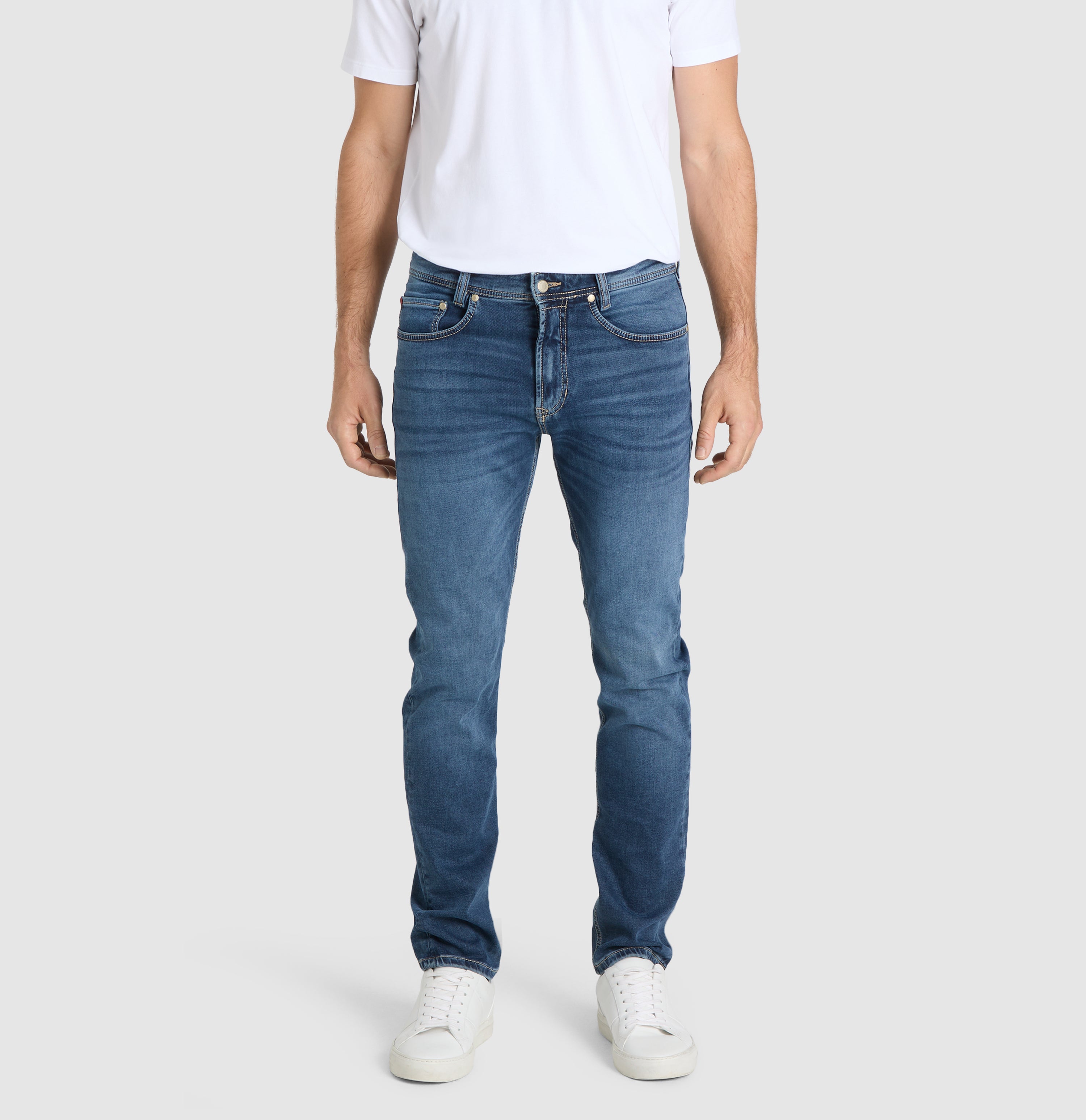 Authentic jeans made of soft sweat denim. | S-NAME | S-FBBZ | Front view of model