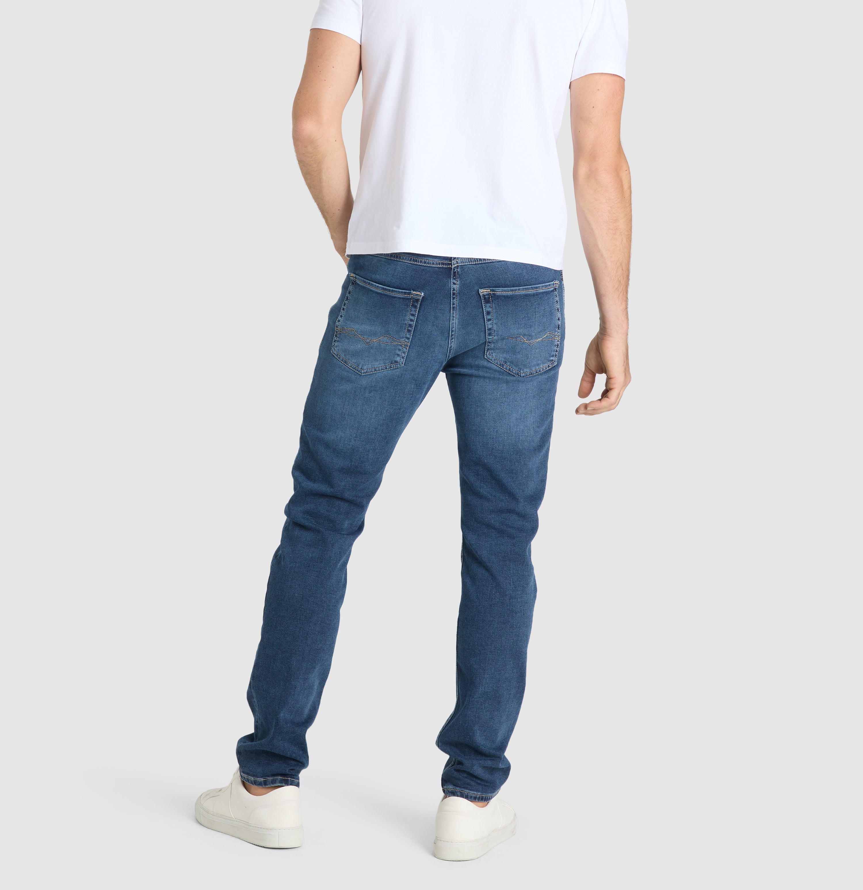 Authentic jeans made of soft sweat denim. | S-NAME | S-FBBZ | Back view of model