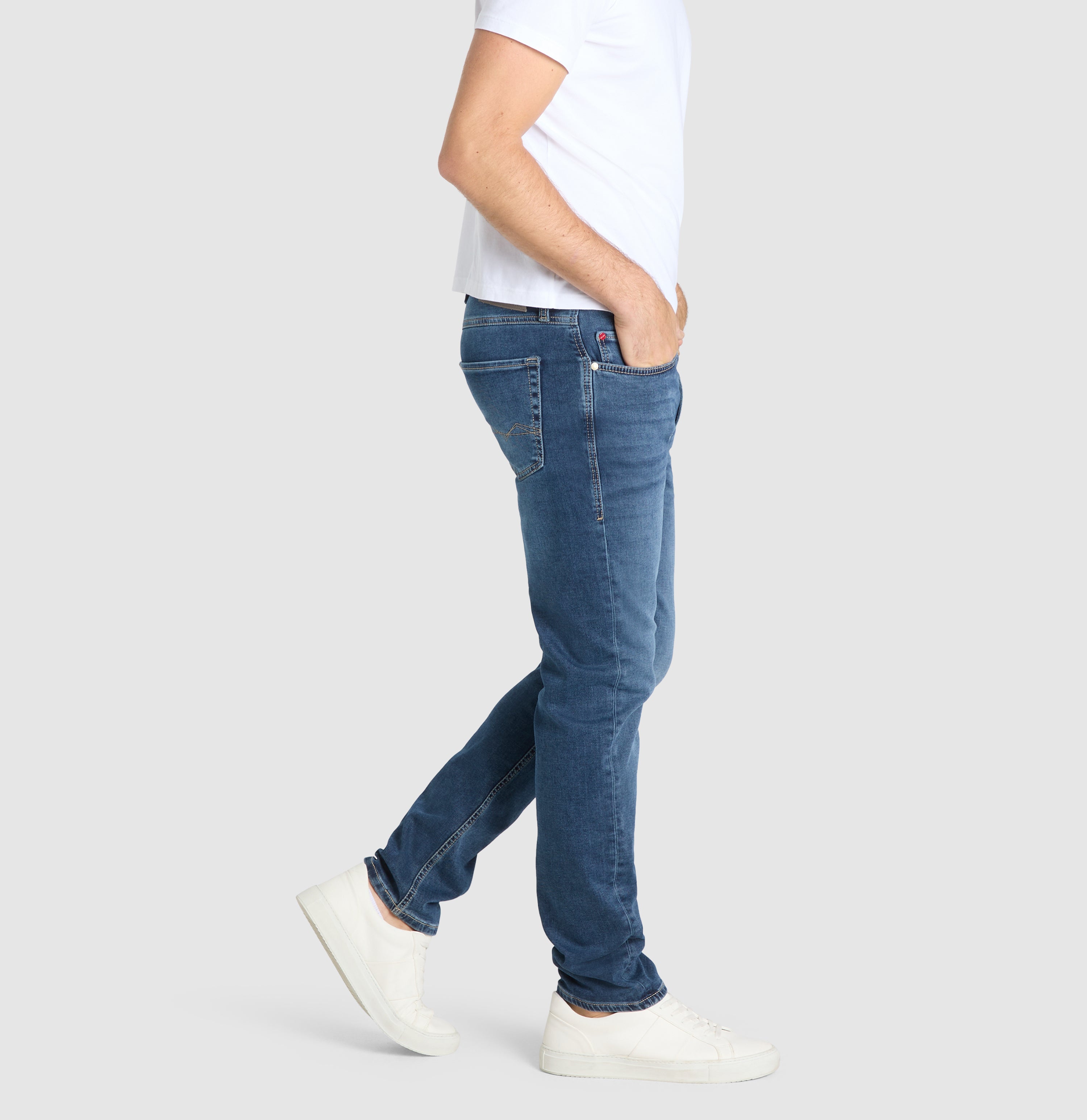 Authentic jeans made of soft sweat denim. | S-NAME | S-FBBZ | Side view of model