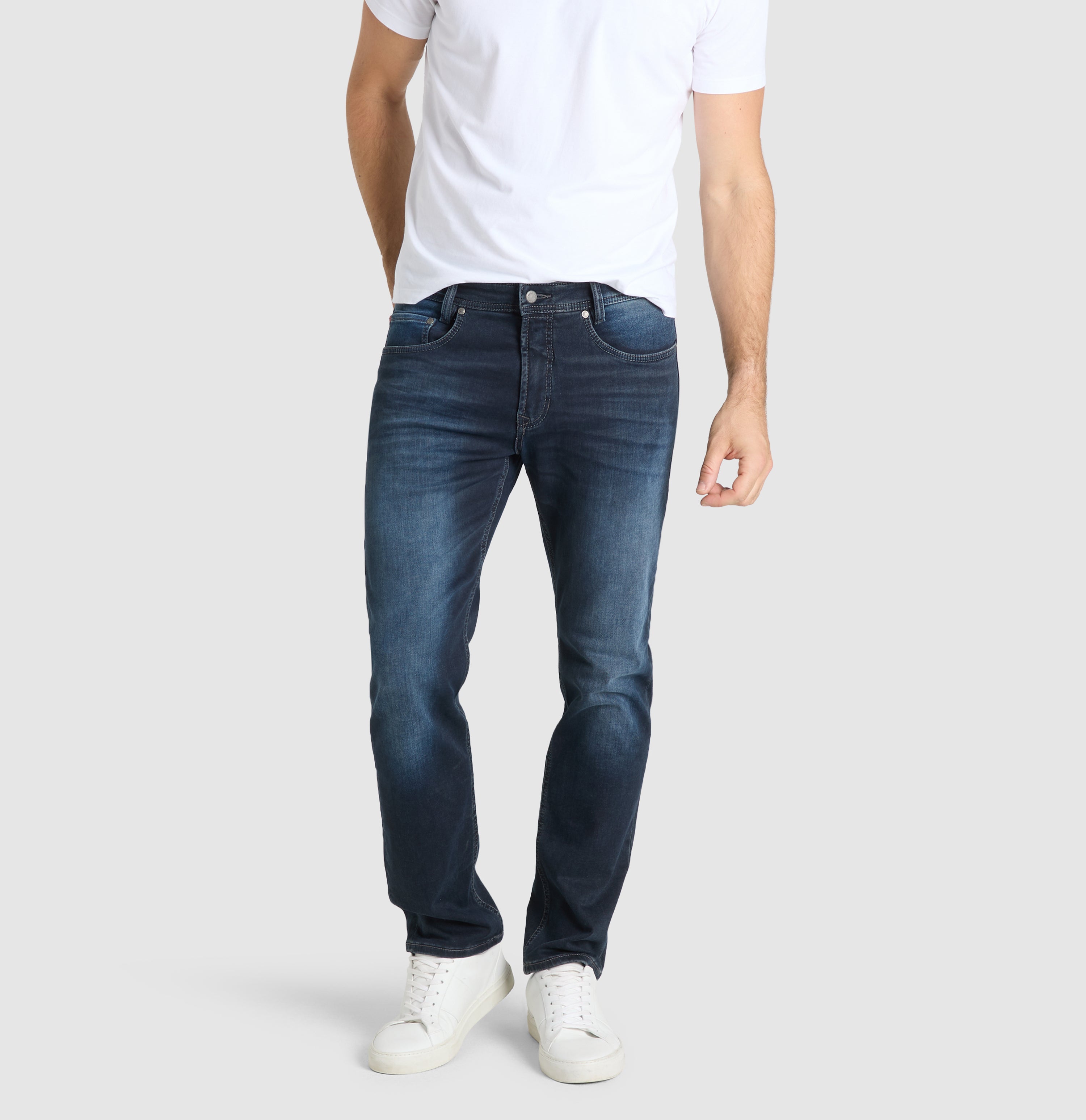 Authentic jeans made of soft sweat denim. | S-NAME | S-FBBZ | Front view of model