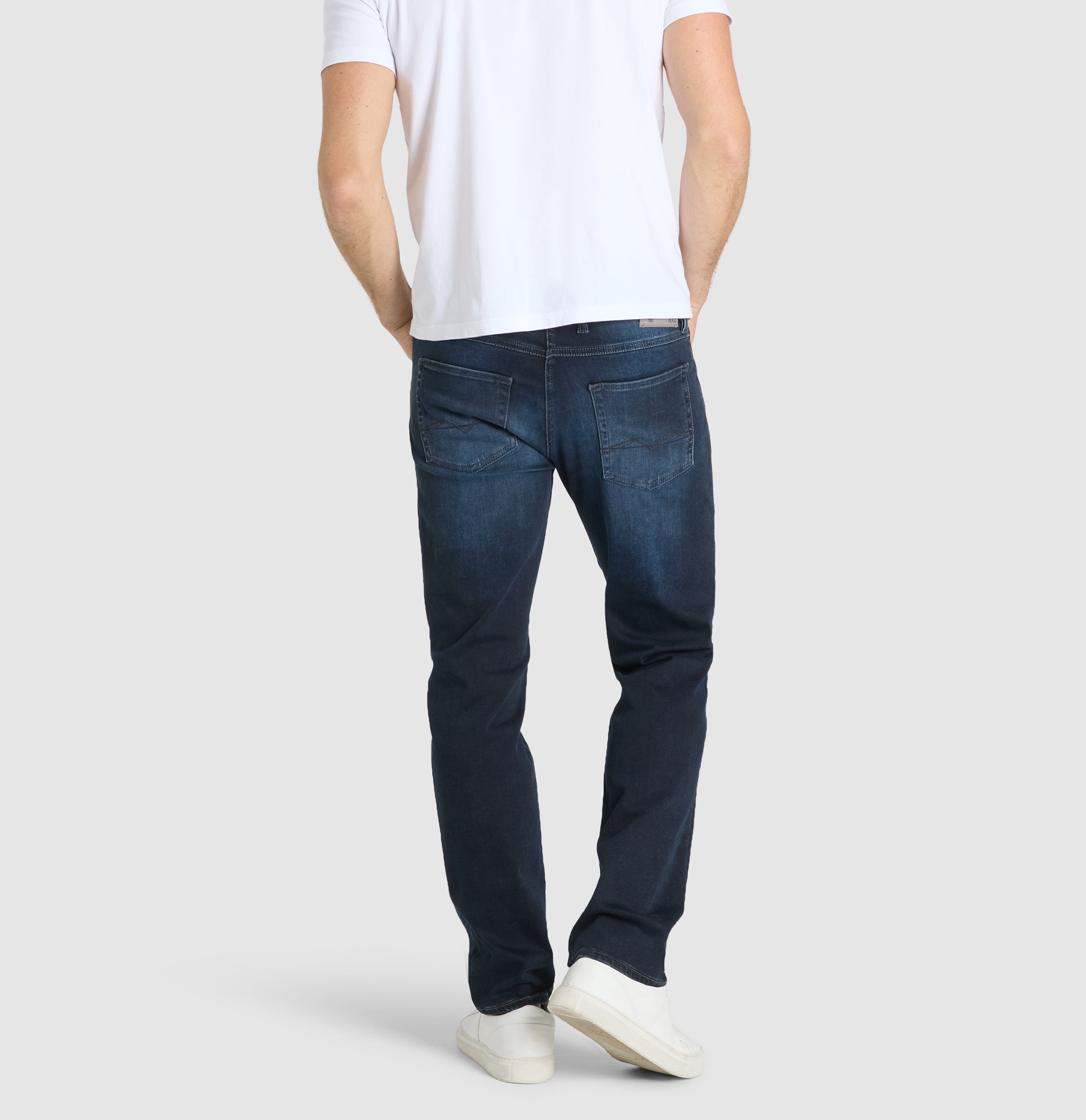 Authentic jeans made of soft sweat denim. | S-NAME | S-FBBZ | Back view of model