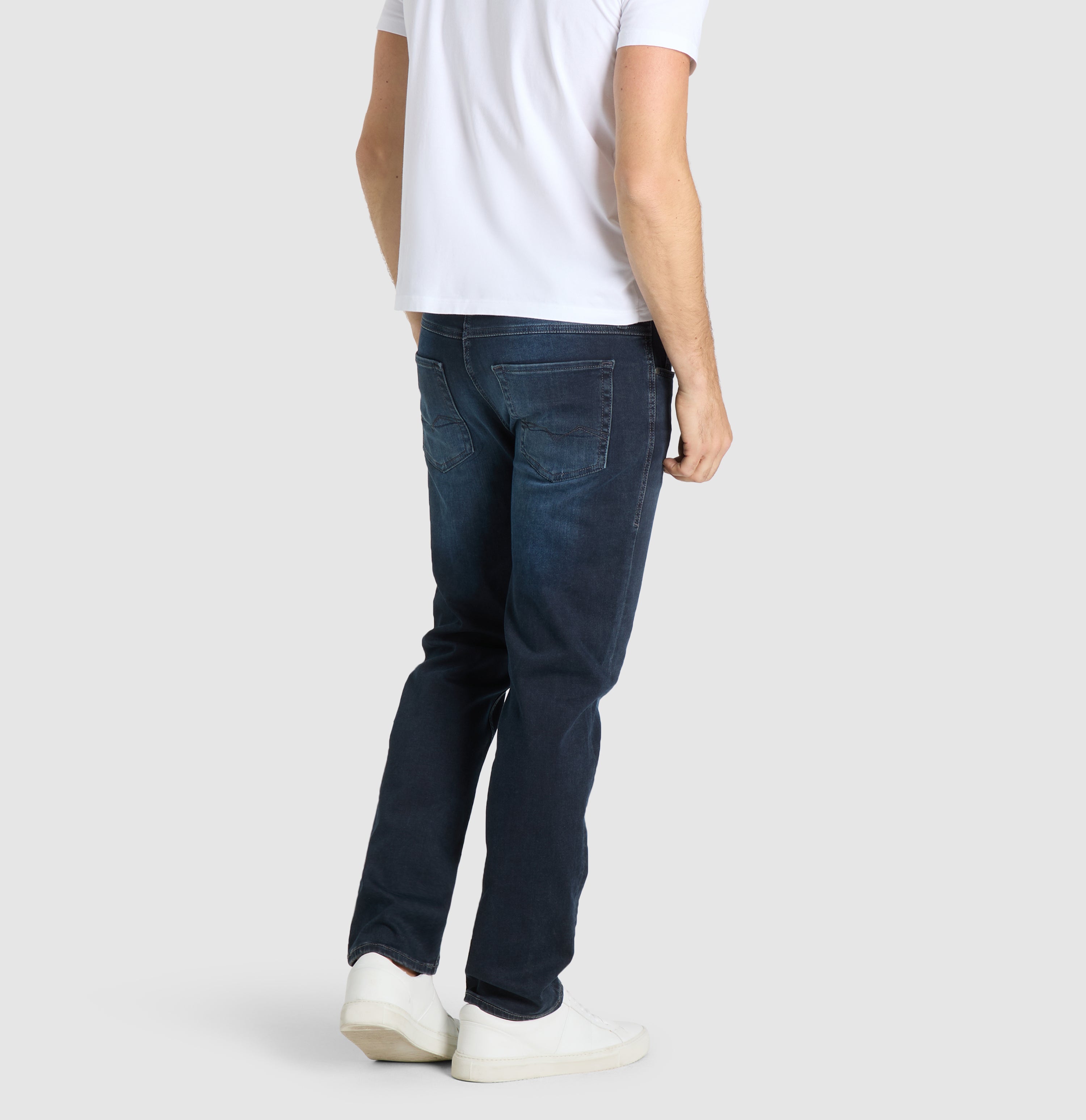 Authentic jeans made of soft sweat denim. | S-NAME | S-FBBZ | Side view of model
