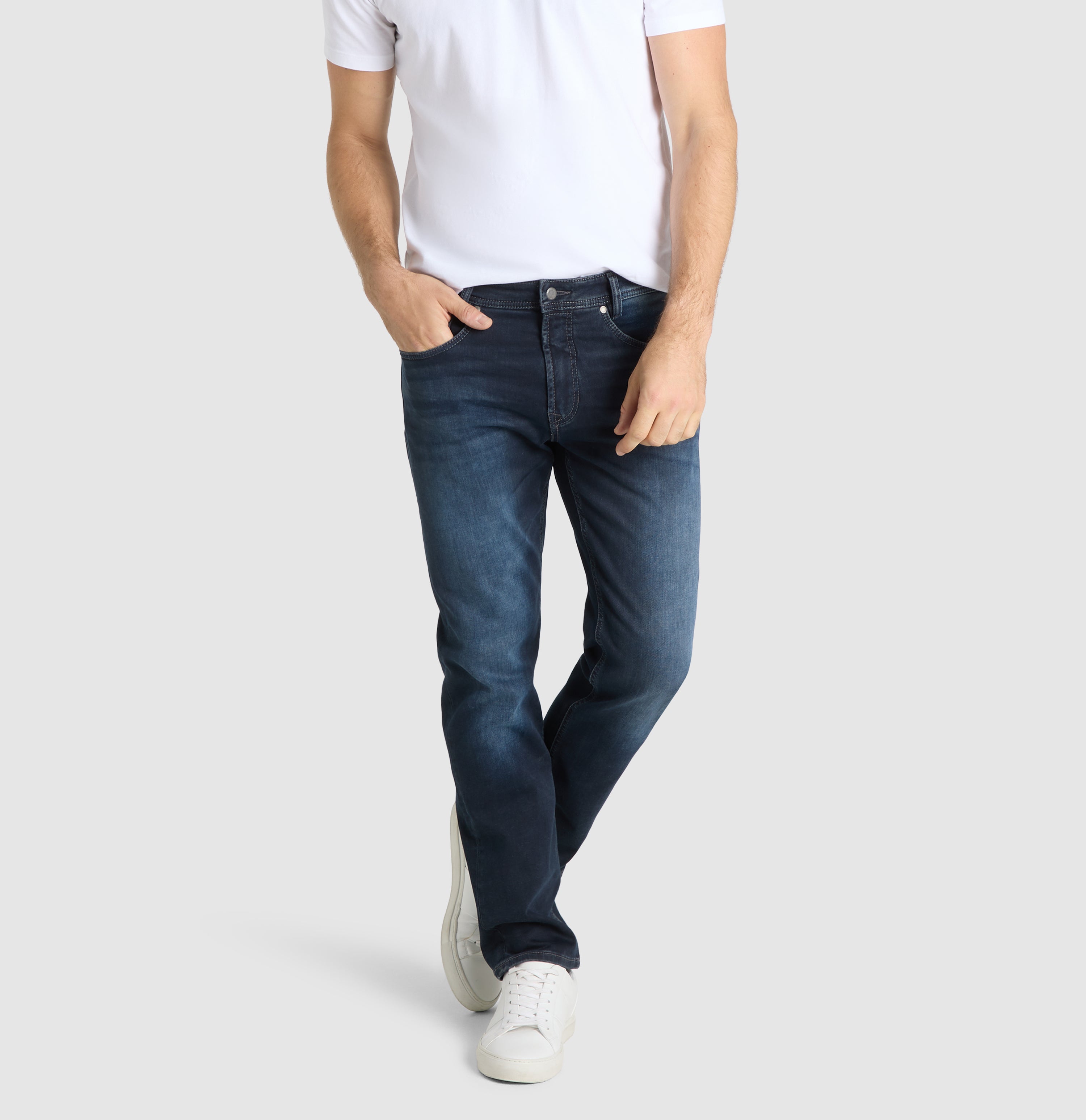 Authentic jeans made of soft sweat denim. | S-NAME | S-FBBZ | Detailed view 2 of model