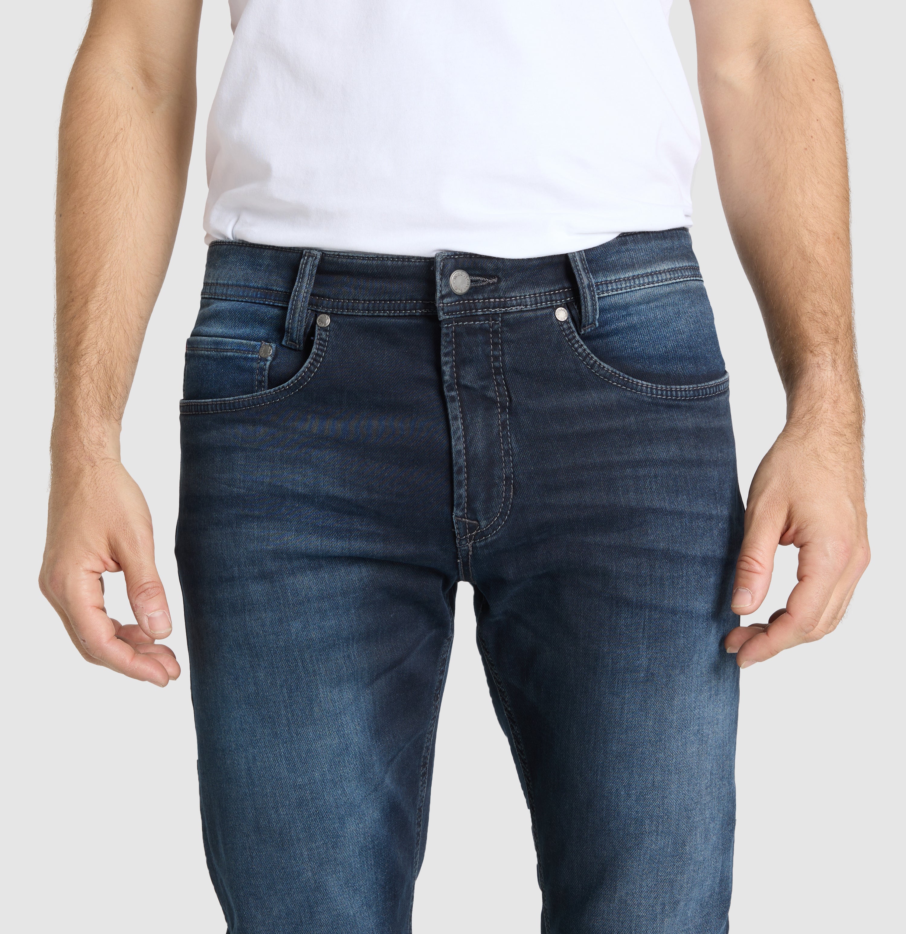 Authentic jeans made of soft sweat denim. | S-NAME | S-FBBZ | Detailed view 4 of model