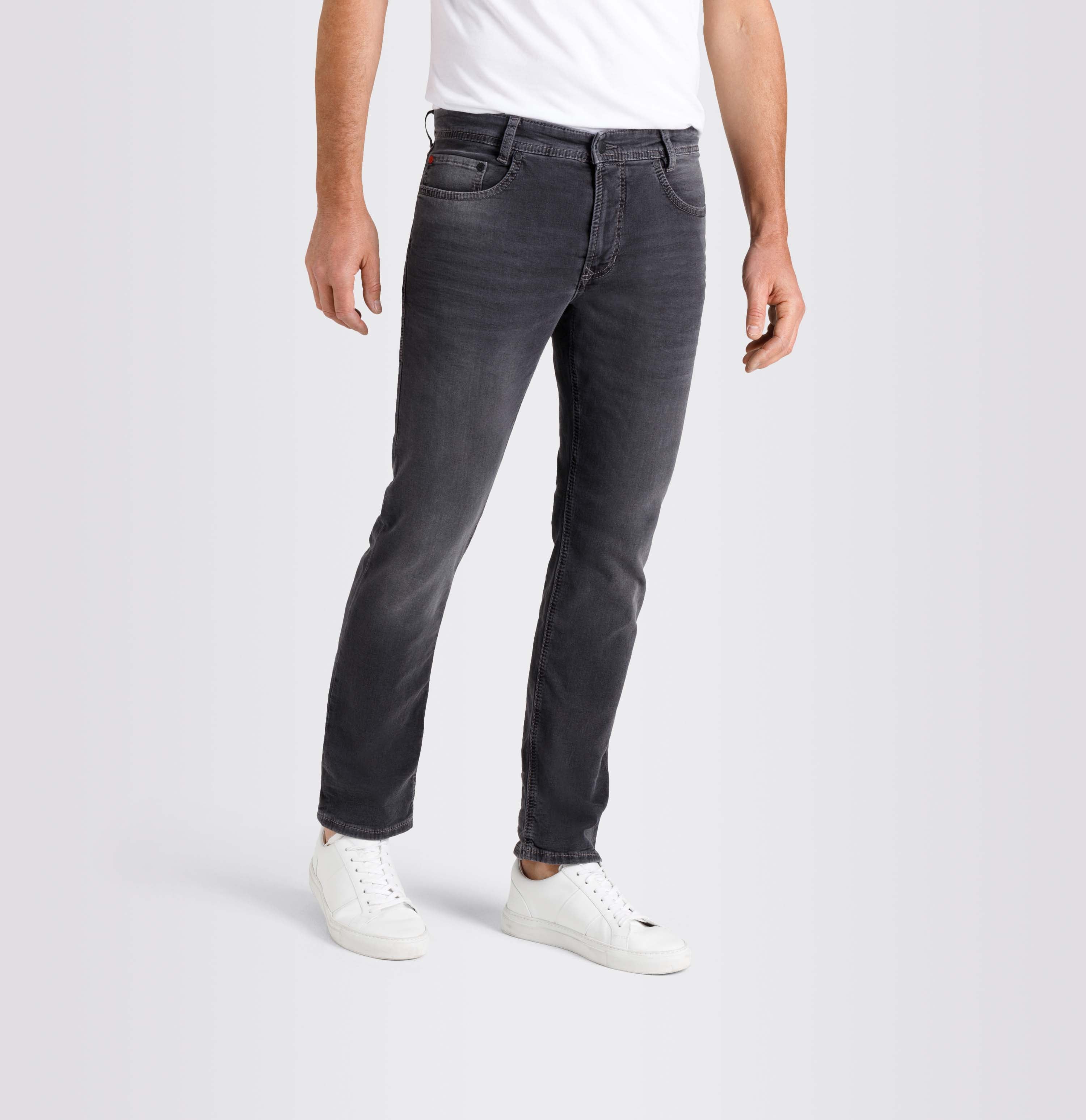 Authentic jeans made of soft sweat denim. | S-NAME | S-FBBZ | Front view of model