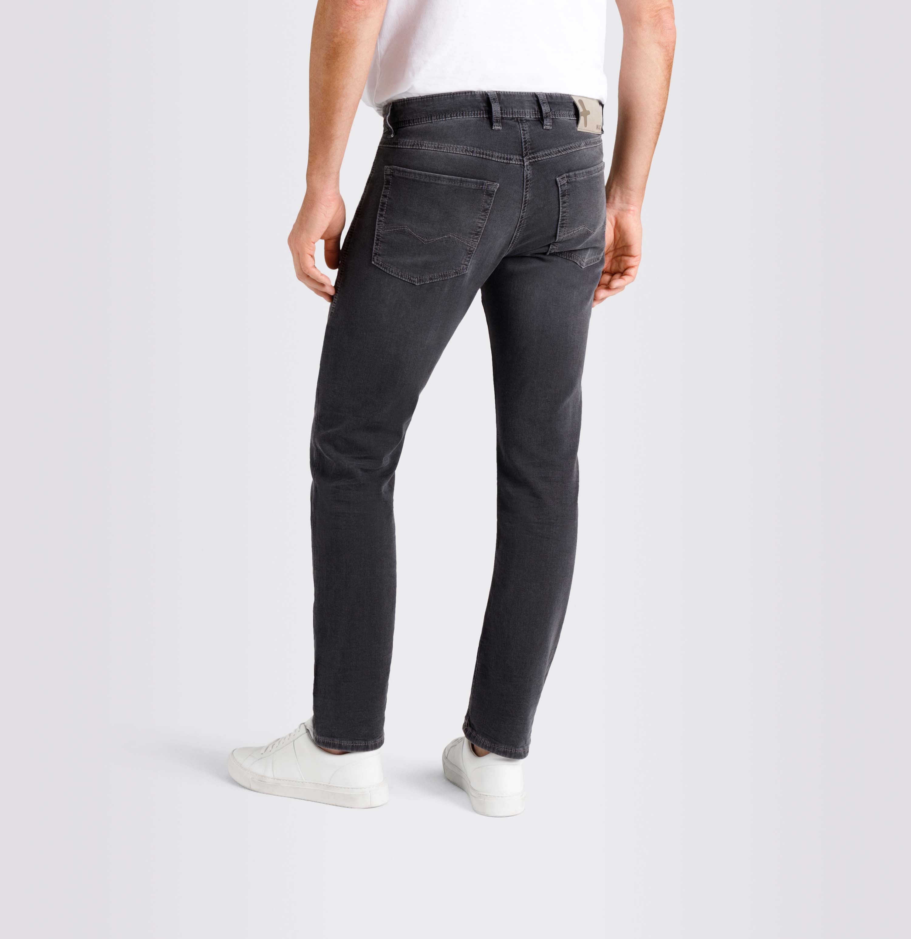 Authentic jeans made of soft sweat denim. | S-NAME | S-FBBZ | Back view of model