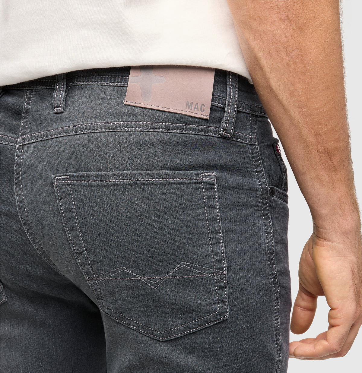 Modern fit made from soft sweat denim. | Jog'n Jeans by MAC | grey used | Detailed view 2 of model