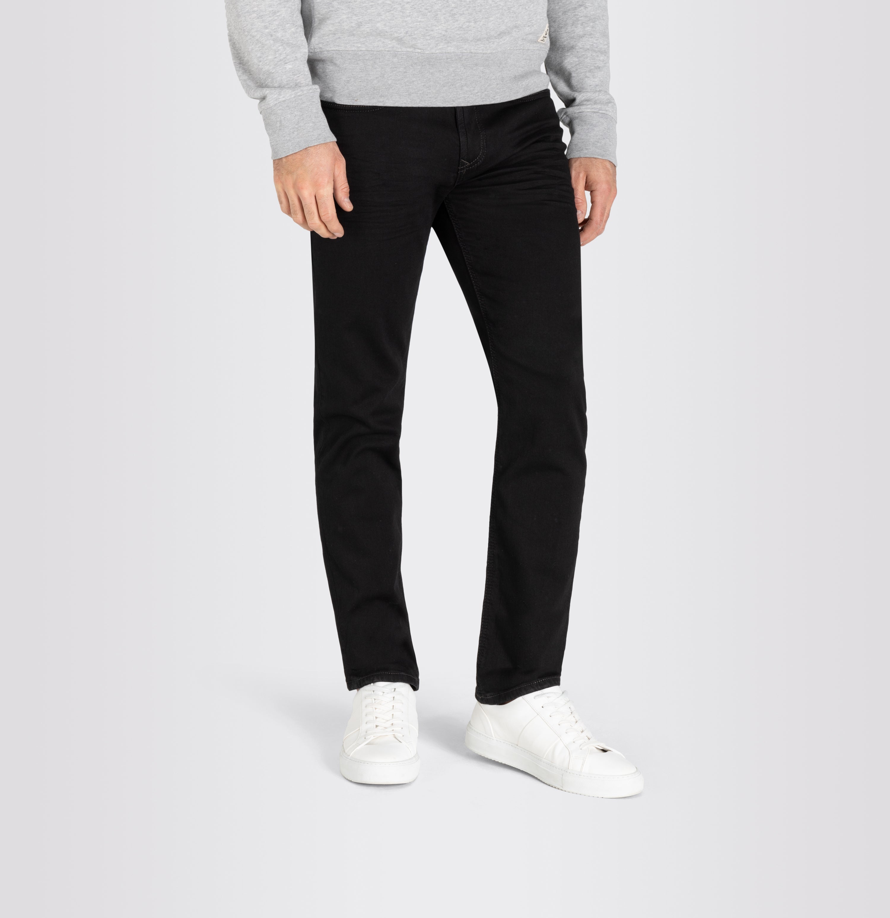Authentic jeans made of soft sweat denim. | S-NAME | S-FBBZ | Front view of model