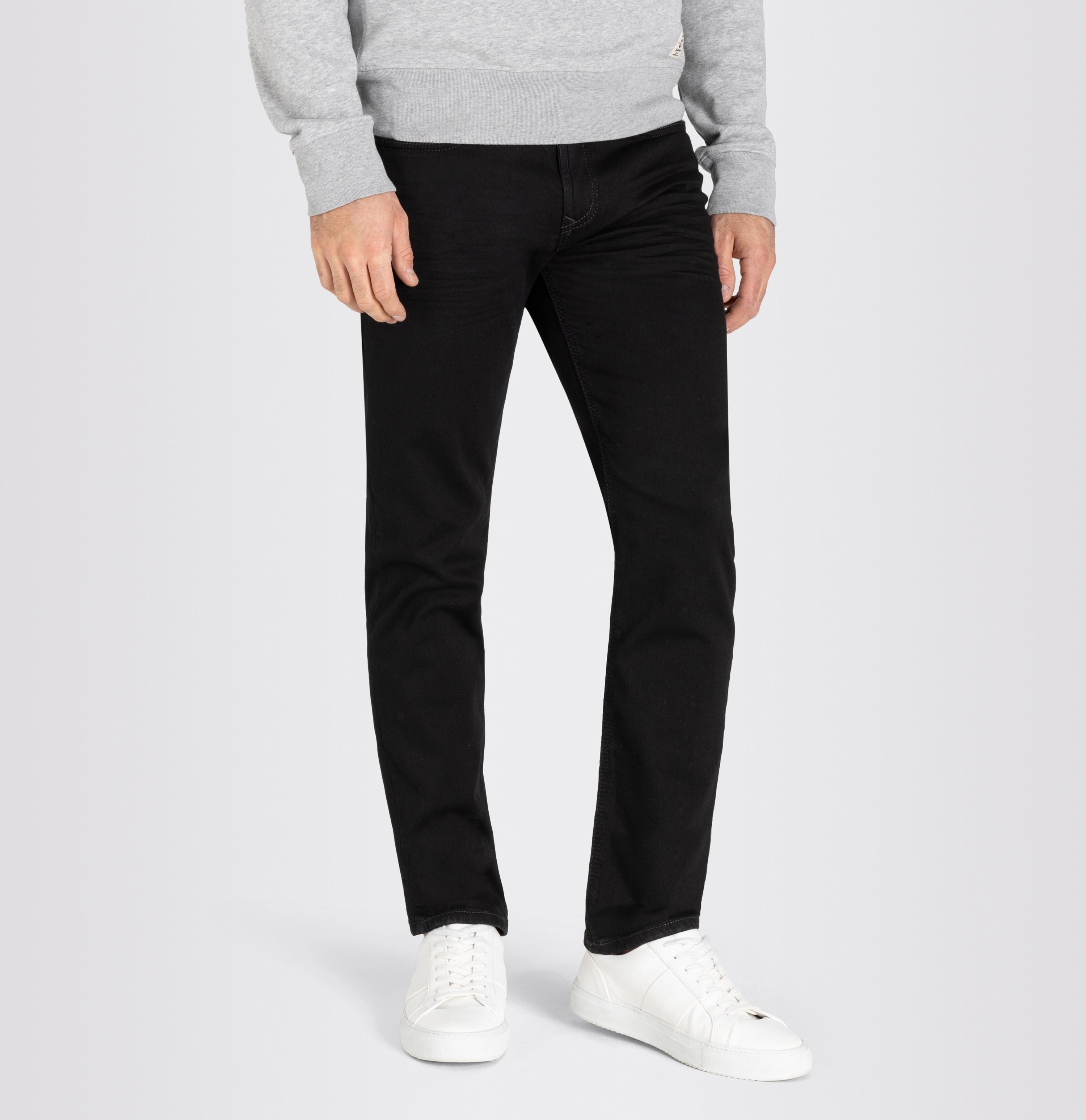 Modern fit made from soft sweat denim. | Jog'n Jeans by MAC | black black clean | Front view of model