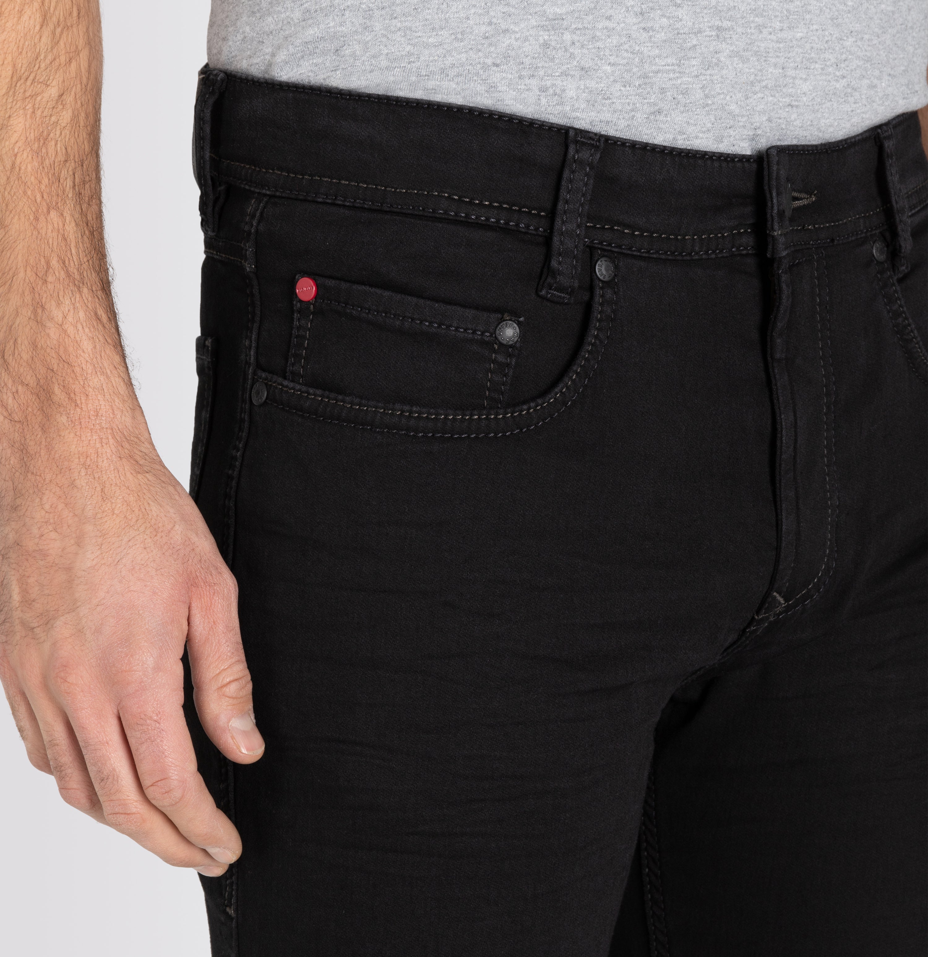Authentic jeans made of soft sweat denim. | S-NAME | S-FBBZ | Side view of model