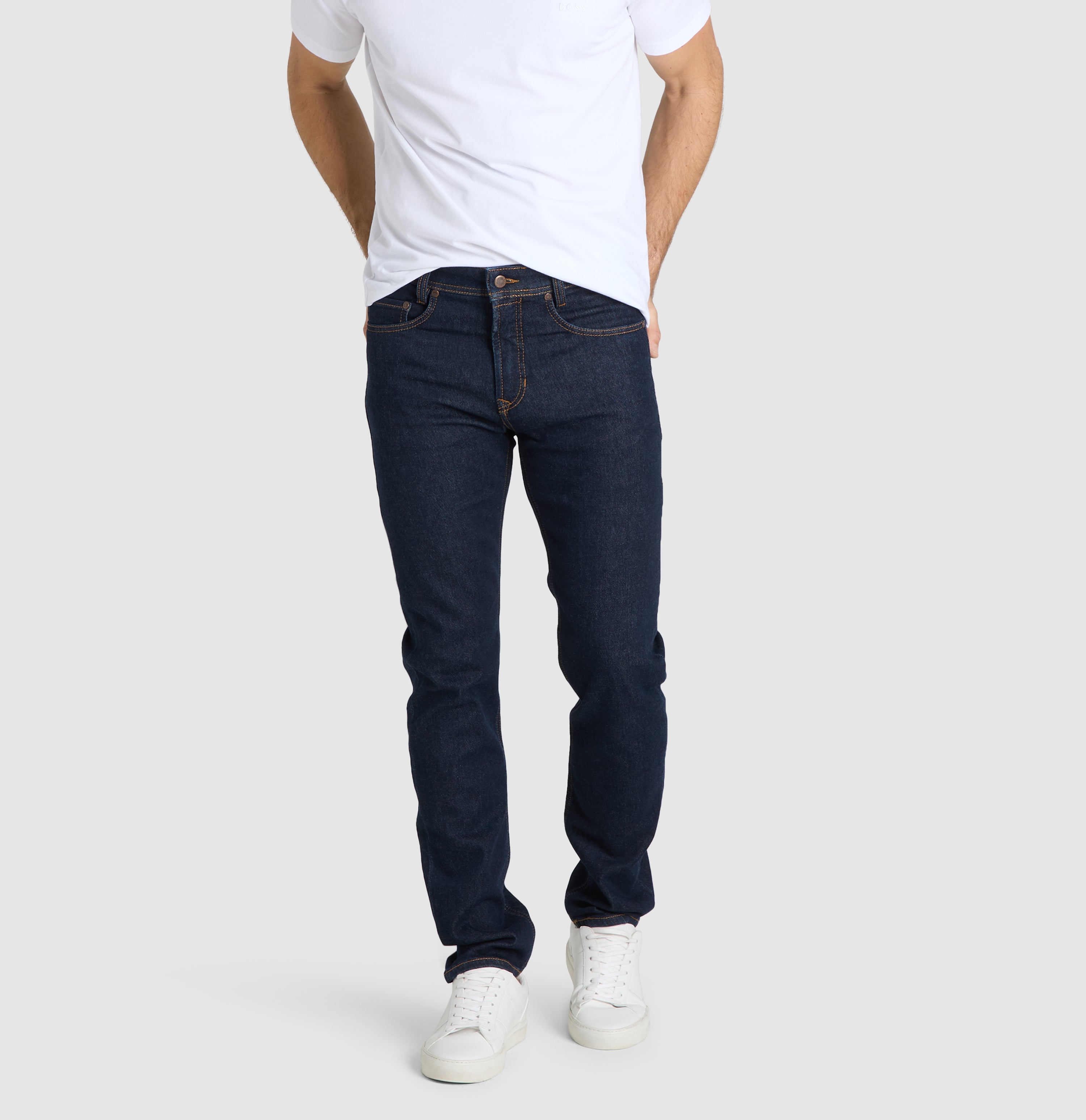 Authentic jeans made of soft sweat denim. | S-NAME | S-FBBZ | Front view of model