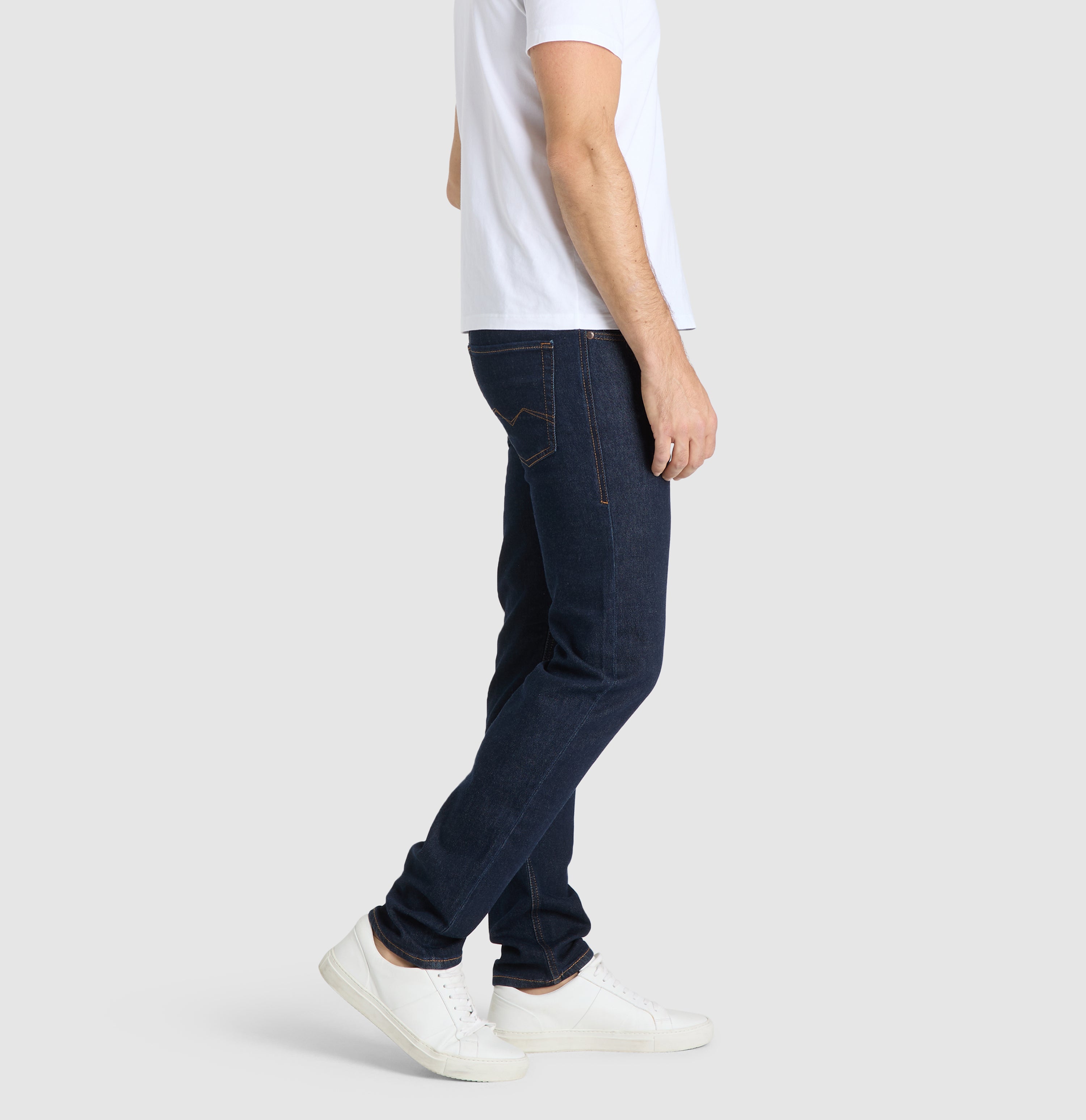 Authentic jeans made of soft sweat denim. | S-NAME | S-FBBZ | Side view of model
