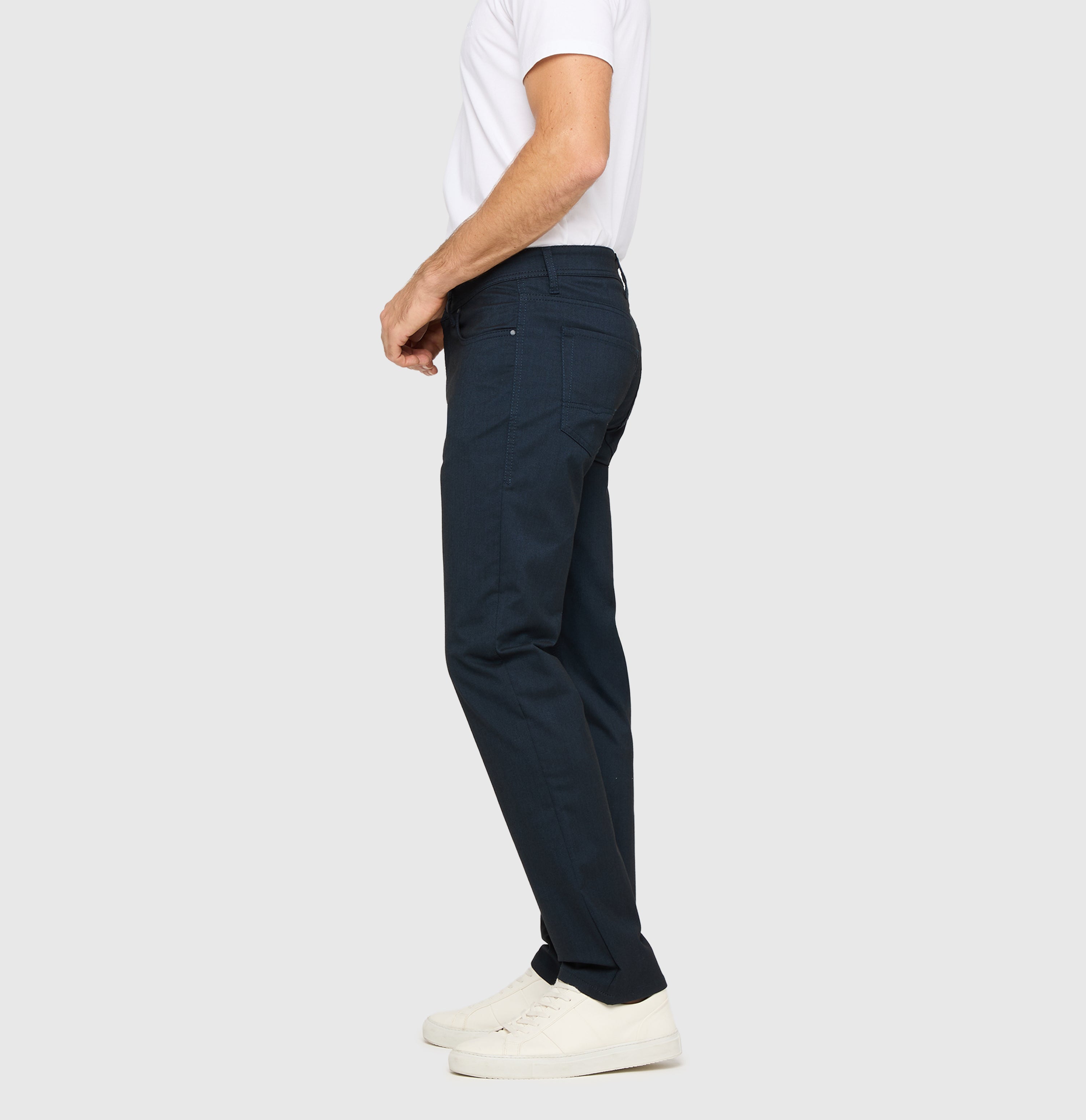 Trousers in a polyester-viscose blend suitable for the office. | Arne | midnight blue | Side view of model