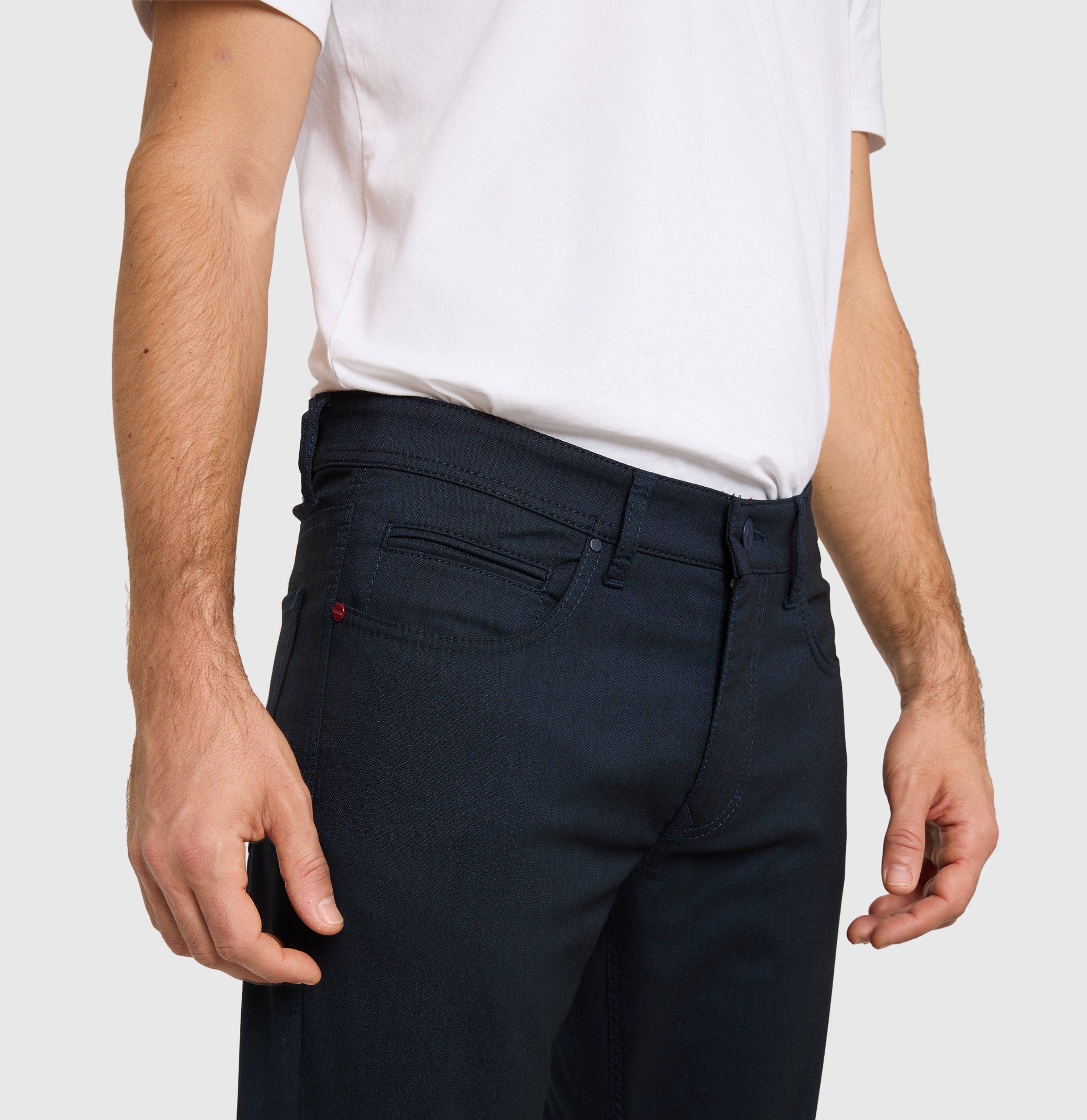 Trousers in a polyester-viscose blend suitable for the office. | Arne | midnight blue | Detailed view 3 of model