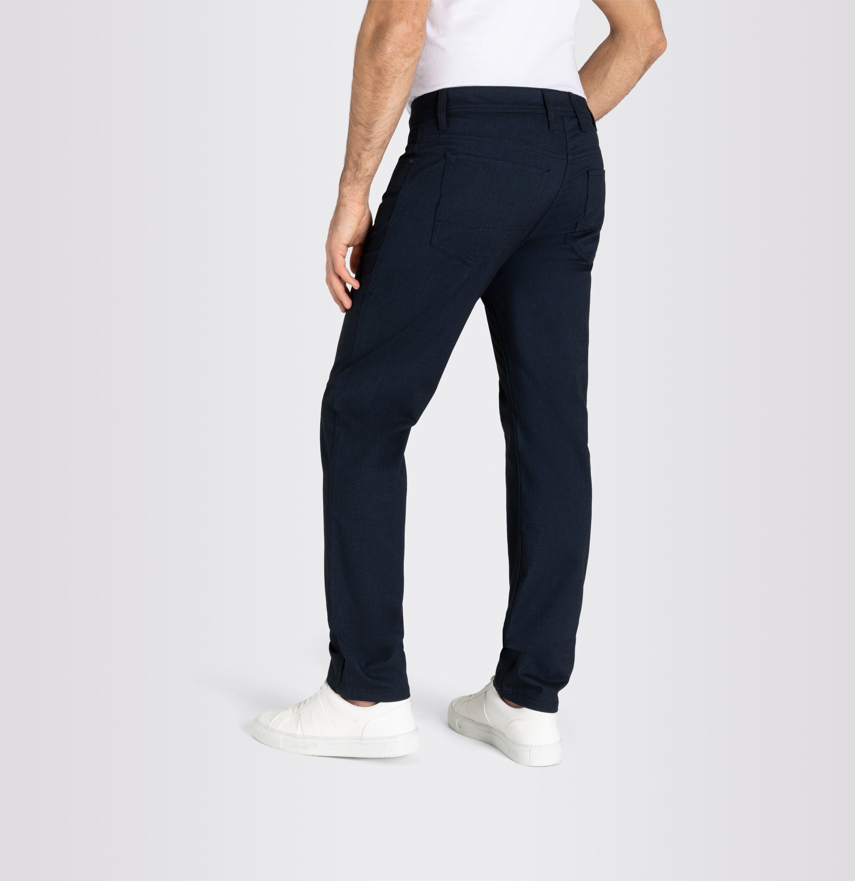 Trousers in a polyester-viscose blend suitable for the office. | S-NAME | S-FBBZ | Campaign image