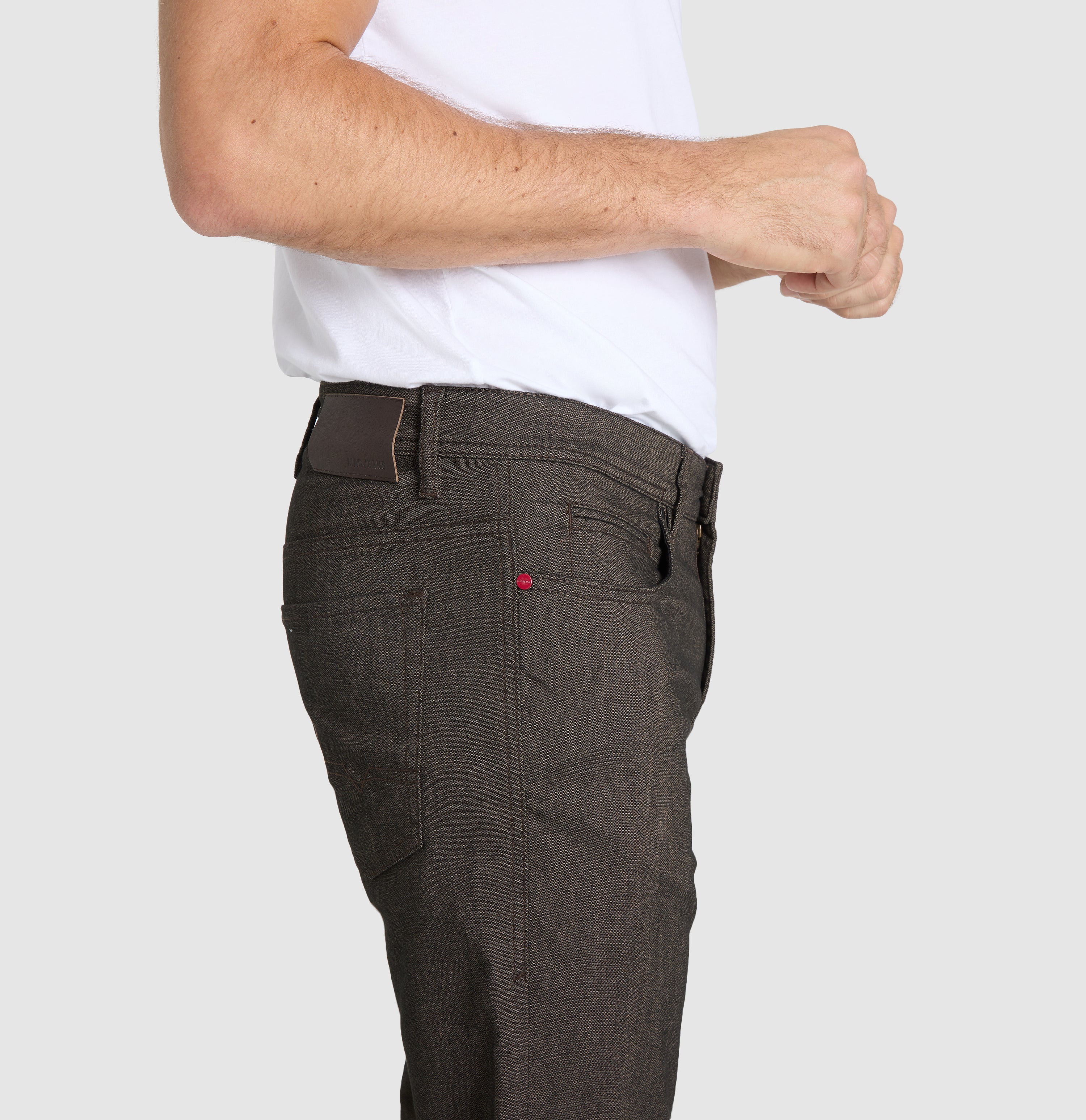 Trousers in a polyester-viscose blend suitable for the office. | Arne | mahagony brown | Detailed view 2 of model