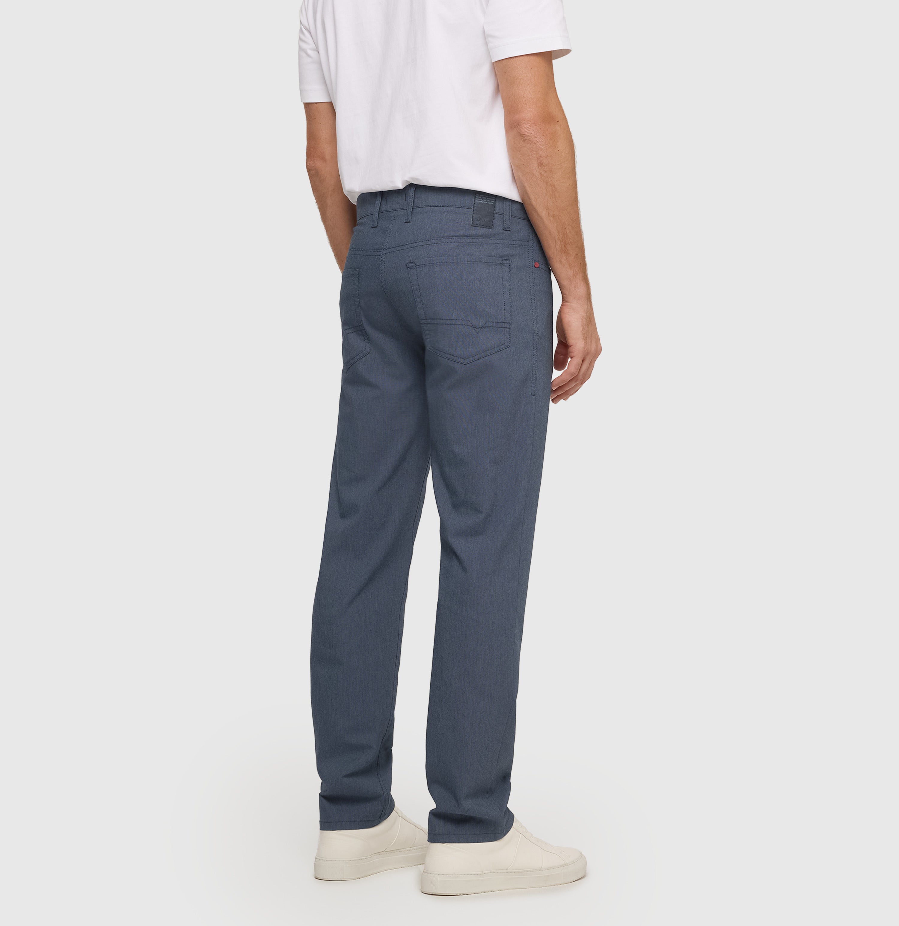 Modern fit in a light melange material. | Arne | midnight blue | Back view of model