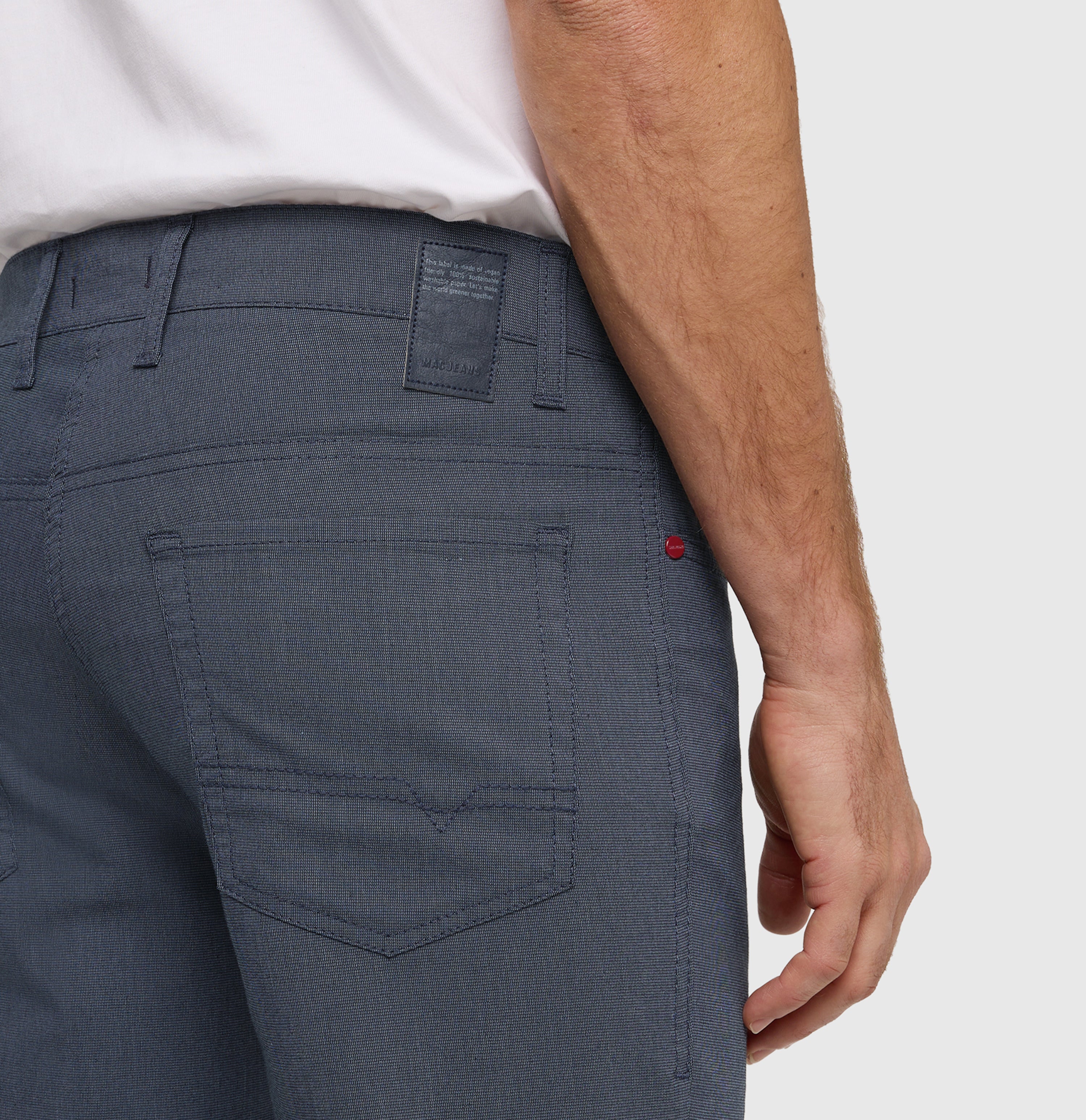 Modern fit in a light melange material. | Arne | midnight blue | Detailed view 3 of model