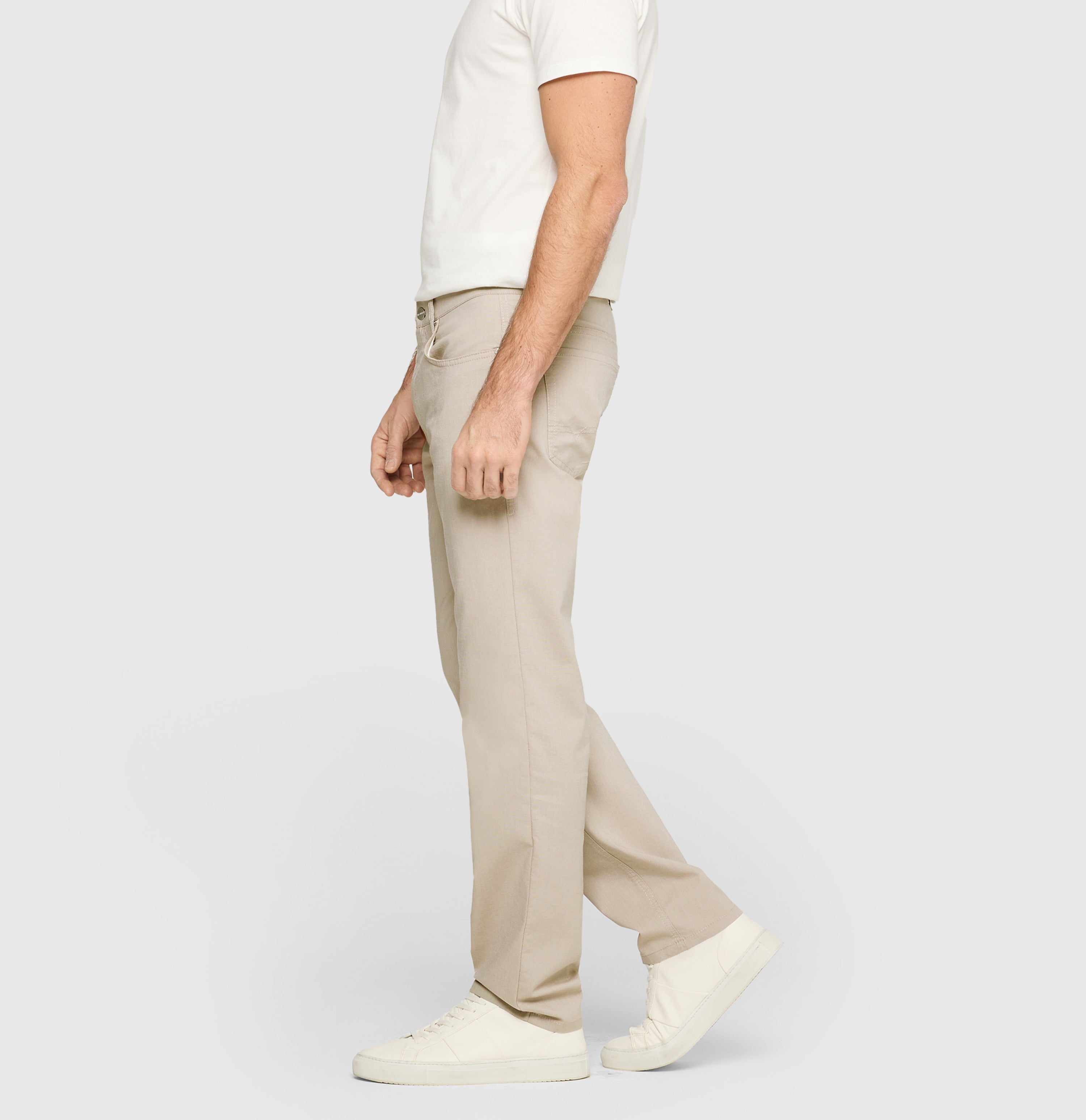 Modern fit in a light melange material. | Arne | smoothly beige | Side view of model