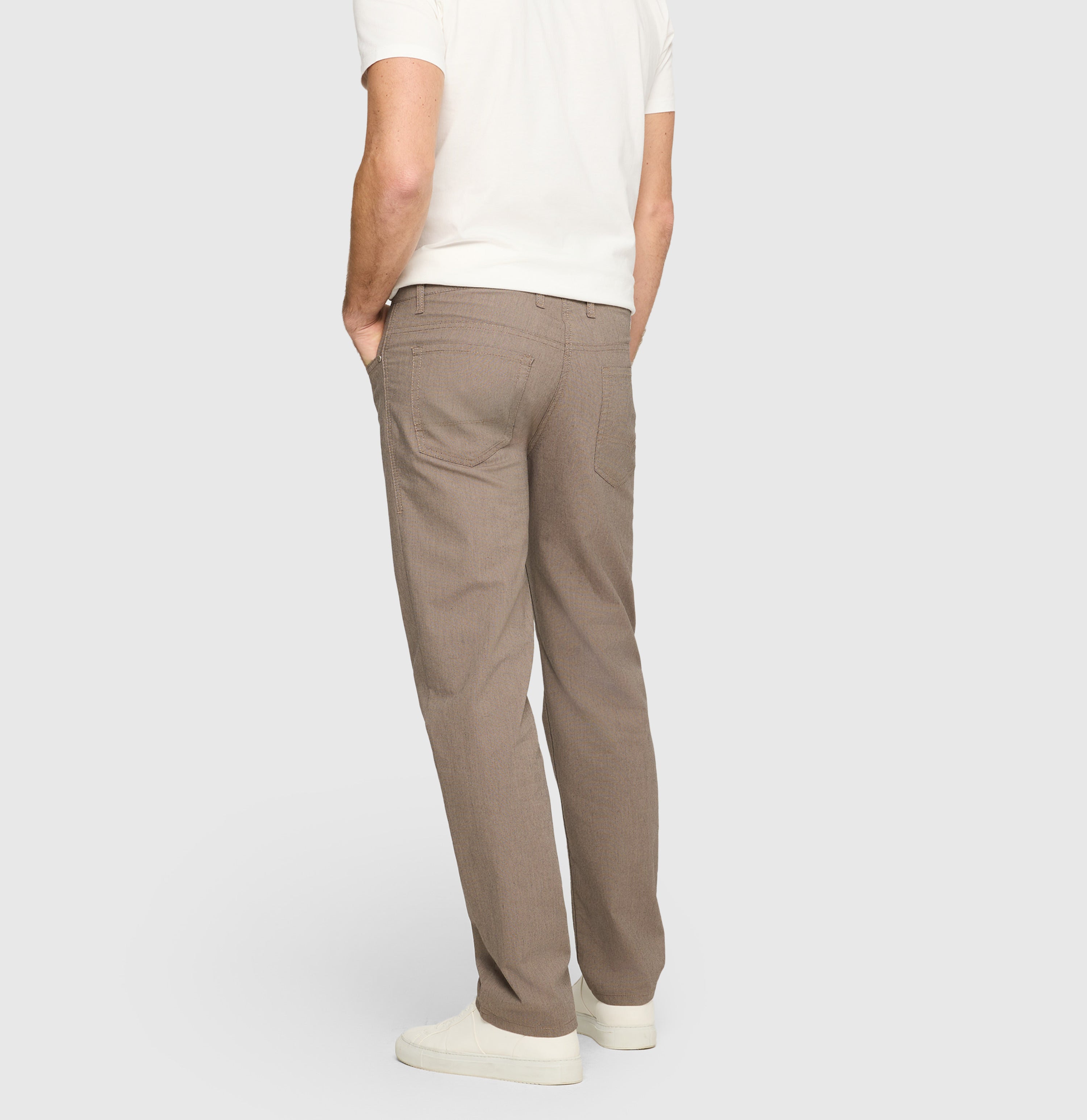 Modern fit in a light melange material. | Arne | hot fudge | Back view of model
