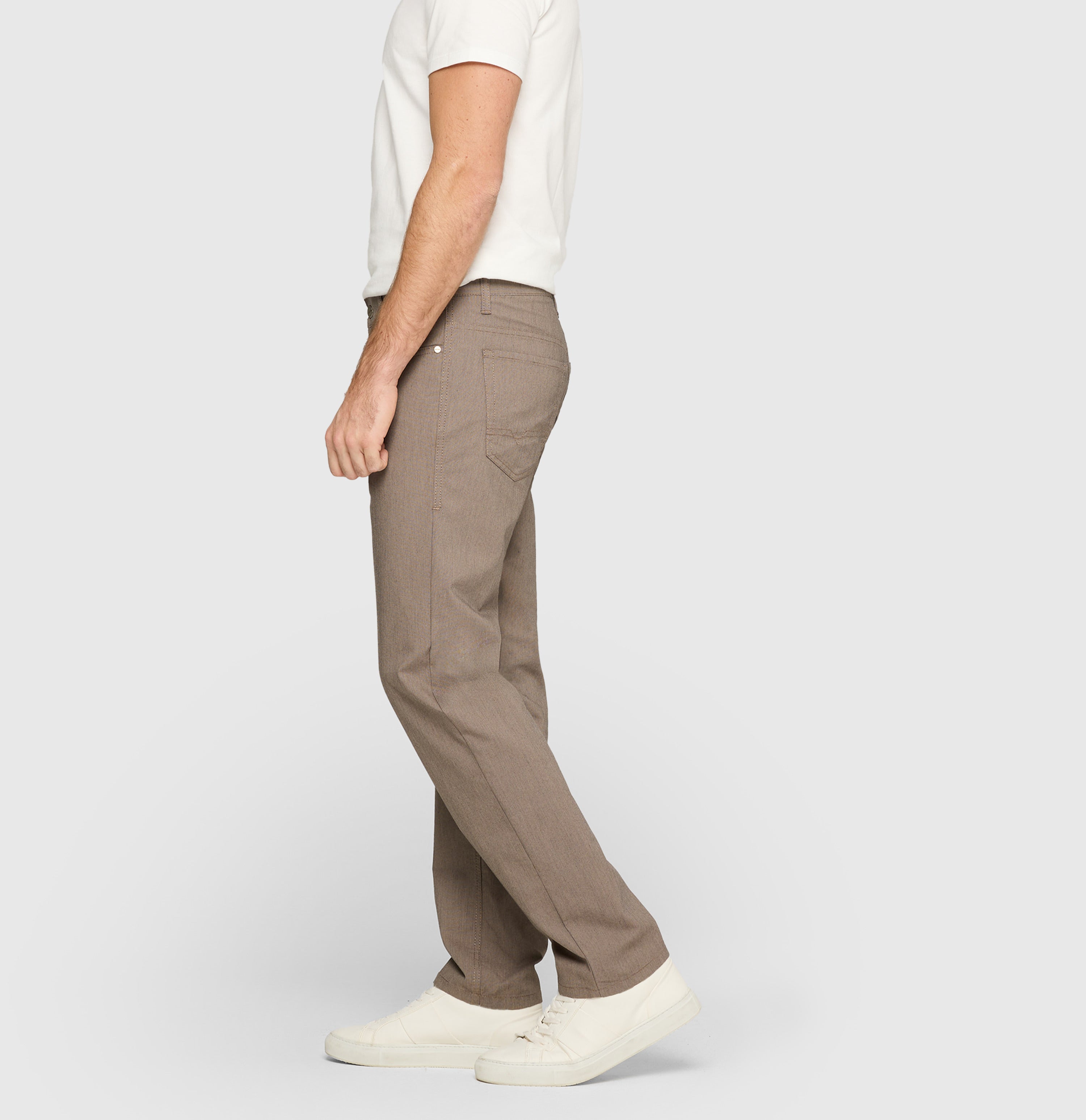 Modern fit in a light melange material. | Arne | hot fudge | Side view of model