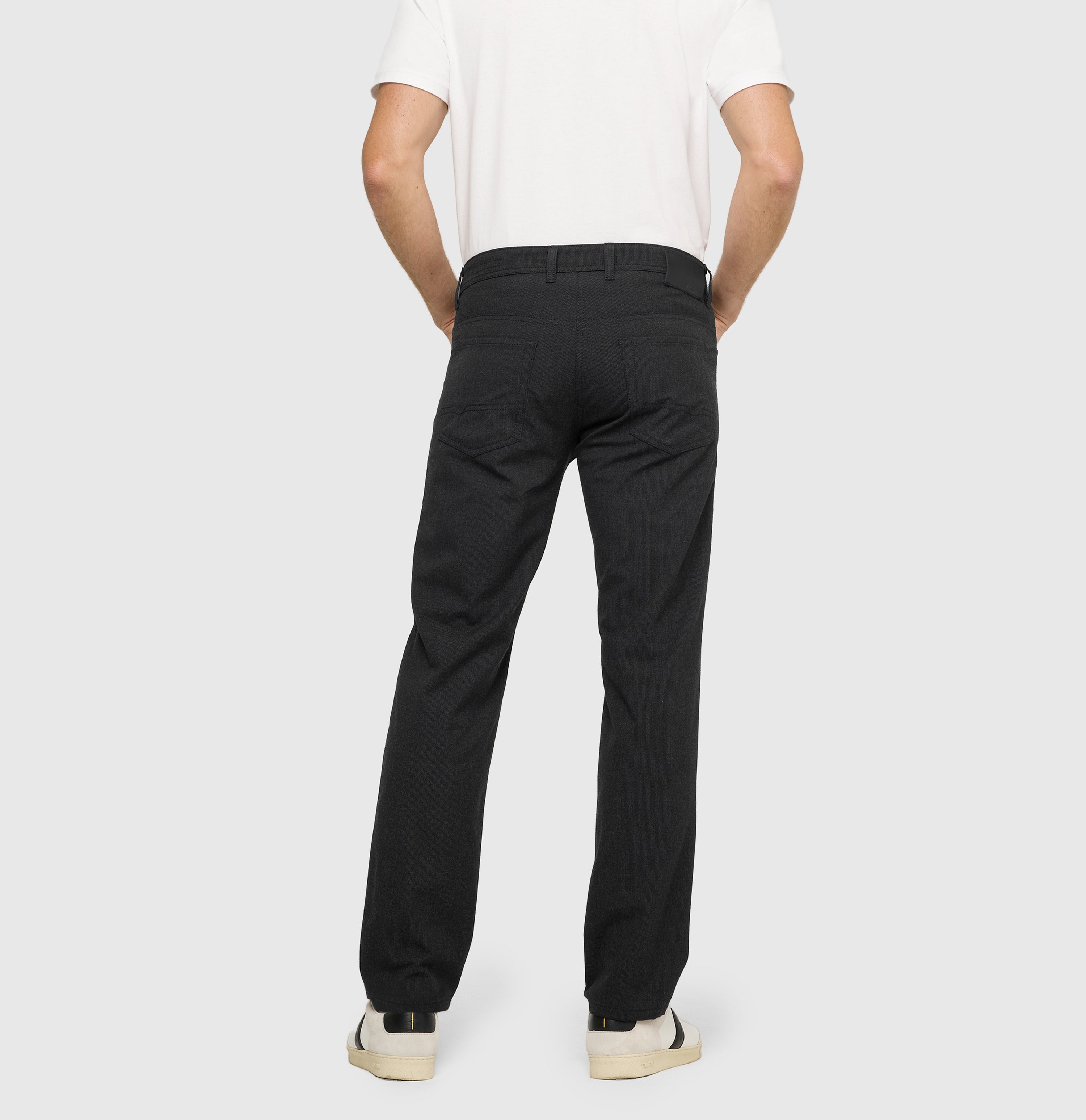 Travel trousers made of bi-stretch material, suitable for the office. | Arne Travel | black | Back view of model