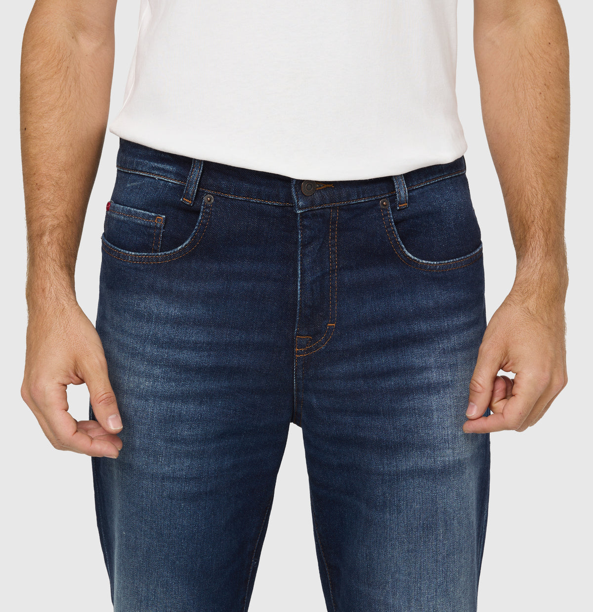 Tapered fit made from New Vintage Denim. | Dan | dark blue 3D wash | Detailed view 3 of model
