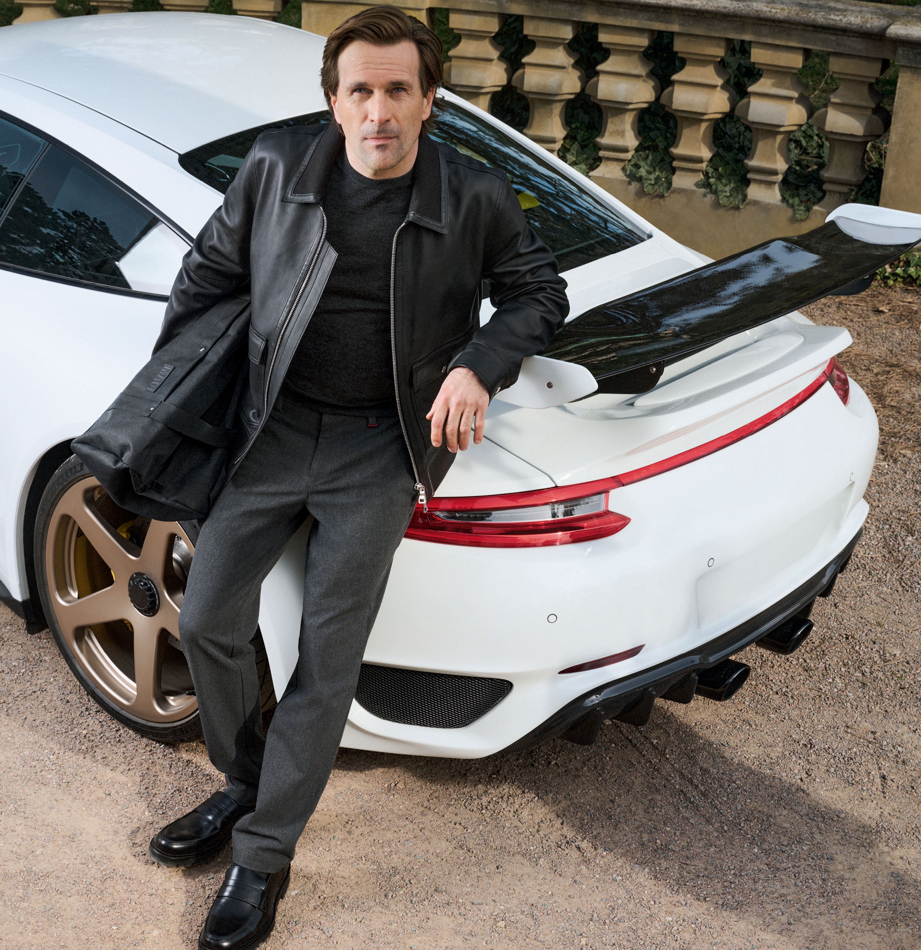 Chino traveller model made of CARBONIUM® gabardine. | Traveller | grey stone | Full-body of model