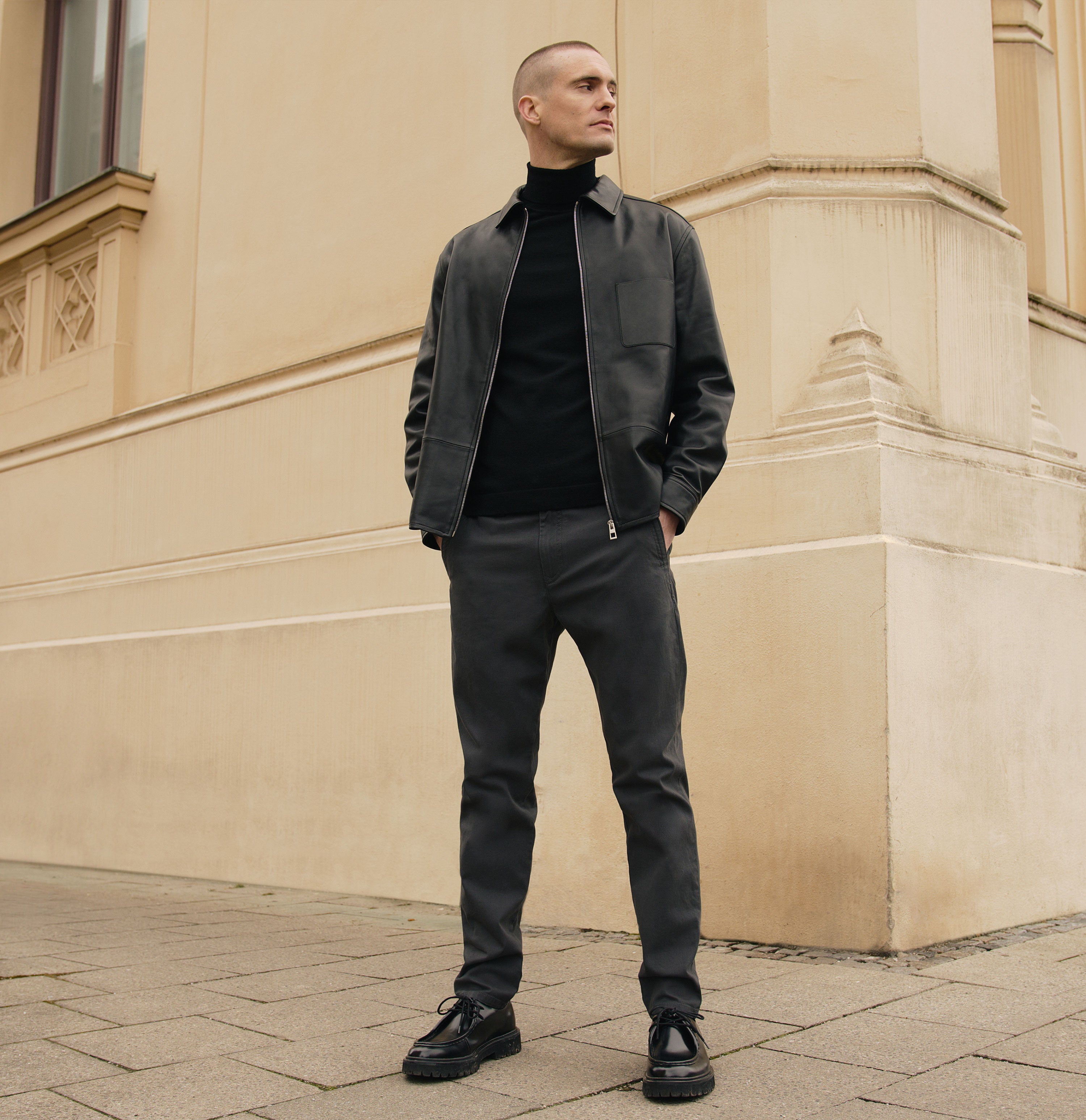 Chino traveller model made of CARBONIUM® gabardine. | Traveller | grey stone | Full-body of model