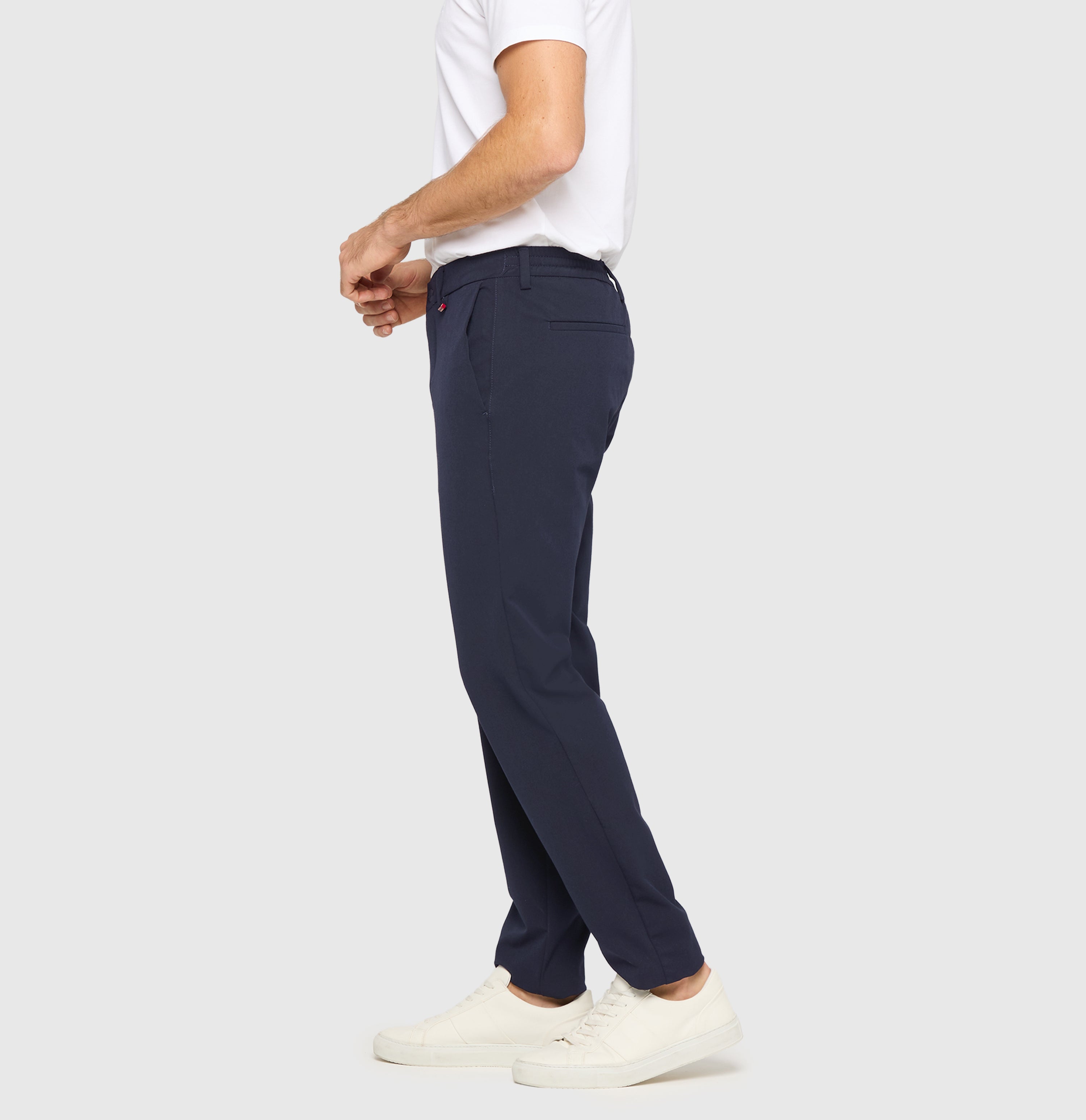 Traveller chino made of CARBONIUM® gabardine. | Traveller | midnight blue | Side view of model