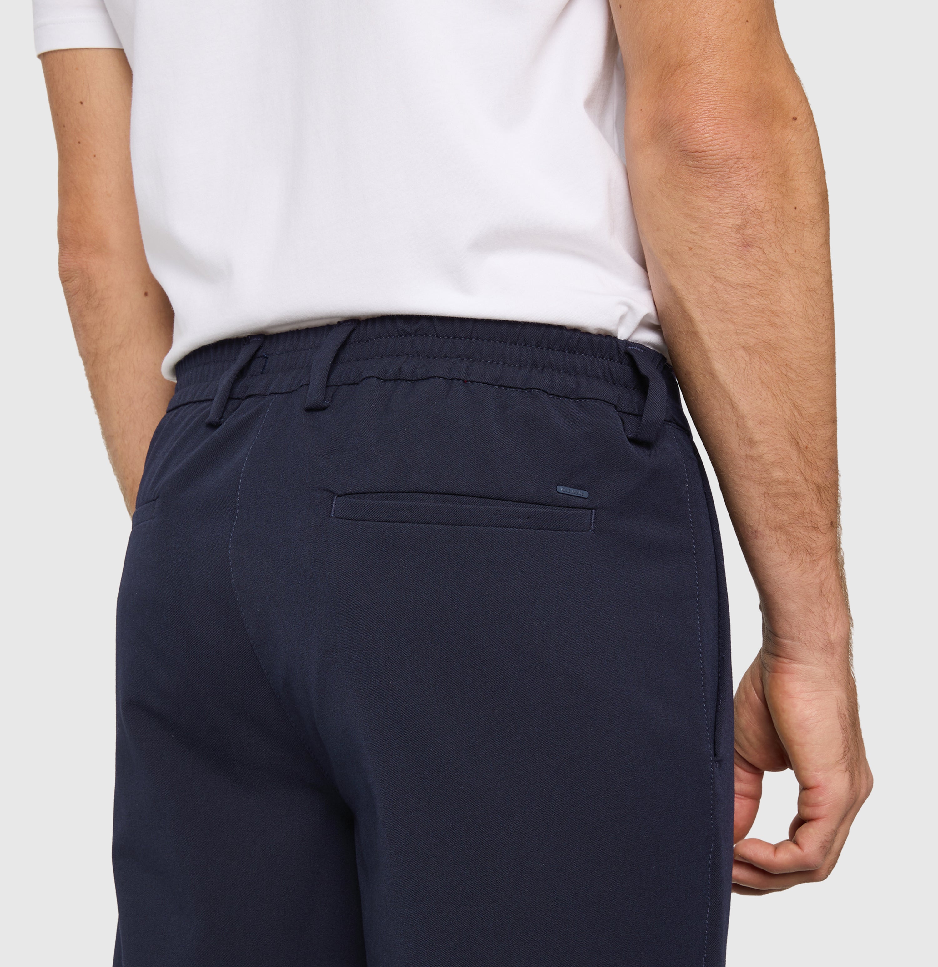 Traveller chino made of CARBONIUM® gabardine. | Traveller | midnight blue | Detailed view 2 of model